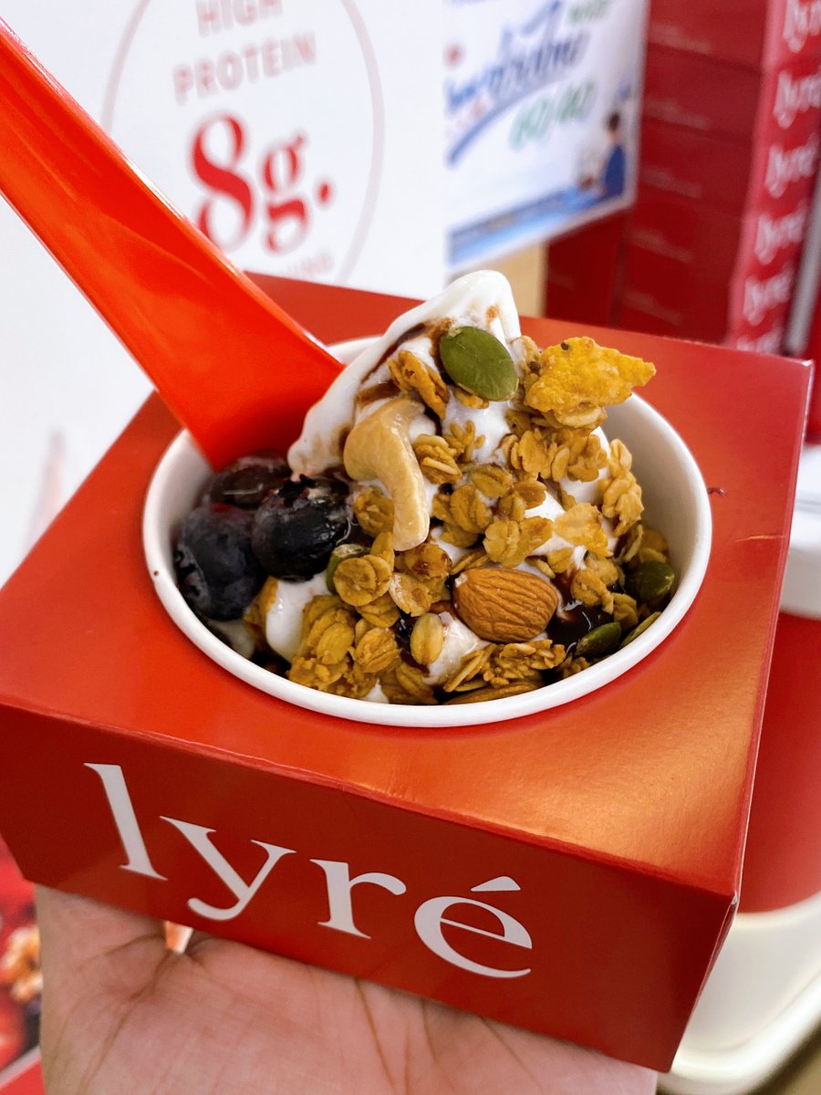 Kin24hrs's tweet photo. ไปลอง Greek froyo ร้าน lyré มาา อร่อยยยสดชื่นมากก 1 ถ้วยได้โปรตีน 8 กรัม แล้วแค่ 93 แคลเอง แพ็คเกจจิ้งสีแดงดูแพงสุดๆ 💖 ถ้วยแรกเป็นพิสตาชิโอบิสคอฟ ซอสหวานกำลังดี ราดเคลือบโยเกิร์ต ตักกินพร้อมบิสคอฟกับอัลมอนด์ อร่อยเข้ากันมากกก อีกถ้วยเป็นบลูเบอร์รี่ กราโนล่า+ธัญพืช ได้ความสดชื่นจากผลไม้และความกรุบกรอบในคำเดียว 🫐 ร้านนี้ตัวโยเกิร์ตเนียนละมุน ไม่หวานมาก มีซอสกับท็อปปิ้งให้เลือกเยอะด้วย ตอนนี้บูธอยู่ที่ The Empire Sathorn ถึงวันที่ 2 ตุลาคมนะ ไปลองกันได้จ้า