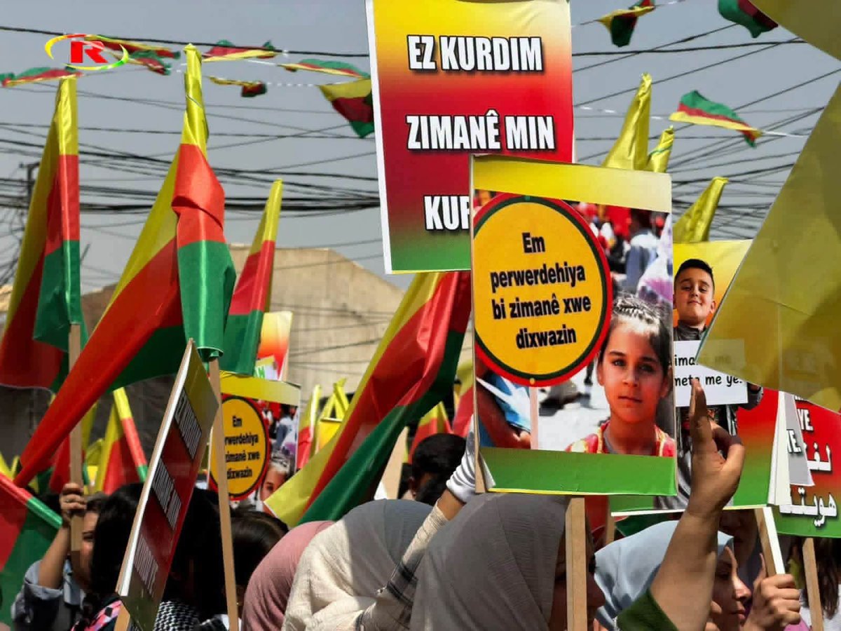 ihsankacarr's tweet photo. #Kürtçe eğitim için yeni dönem: 1. sınıftan 12. sınıfa kadar okutulacak. 

Eğitim müfredatında okutulacak Kürtçe kitaplar onaylandı.

Suriye ve #Rojava’da yeni eğitim-öğretim yılının başlamasının üzerinden yaklaşık bir ay geçerken, #Kürtçe eğitim konusunda dikkat çeken bir gelişme yaşandı.

Haseke Eğitim ve Öğretim Müdürü Adnan Beri, Özerk Yönetim tarafından hazırlanan Kürtçe ders kitaplarının #Şam yönetimi tarafından onaylandığını açıkladı.

Beri, Kürtlerin yoğun olarak yaşadığı kentlerde Kürtçenin 1. sınıftan 12. sınıfa kadar ders olarak okutulacağını belirtti.
Rudaw.