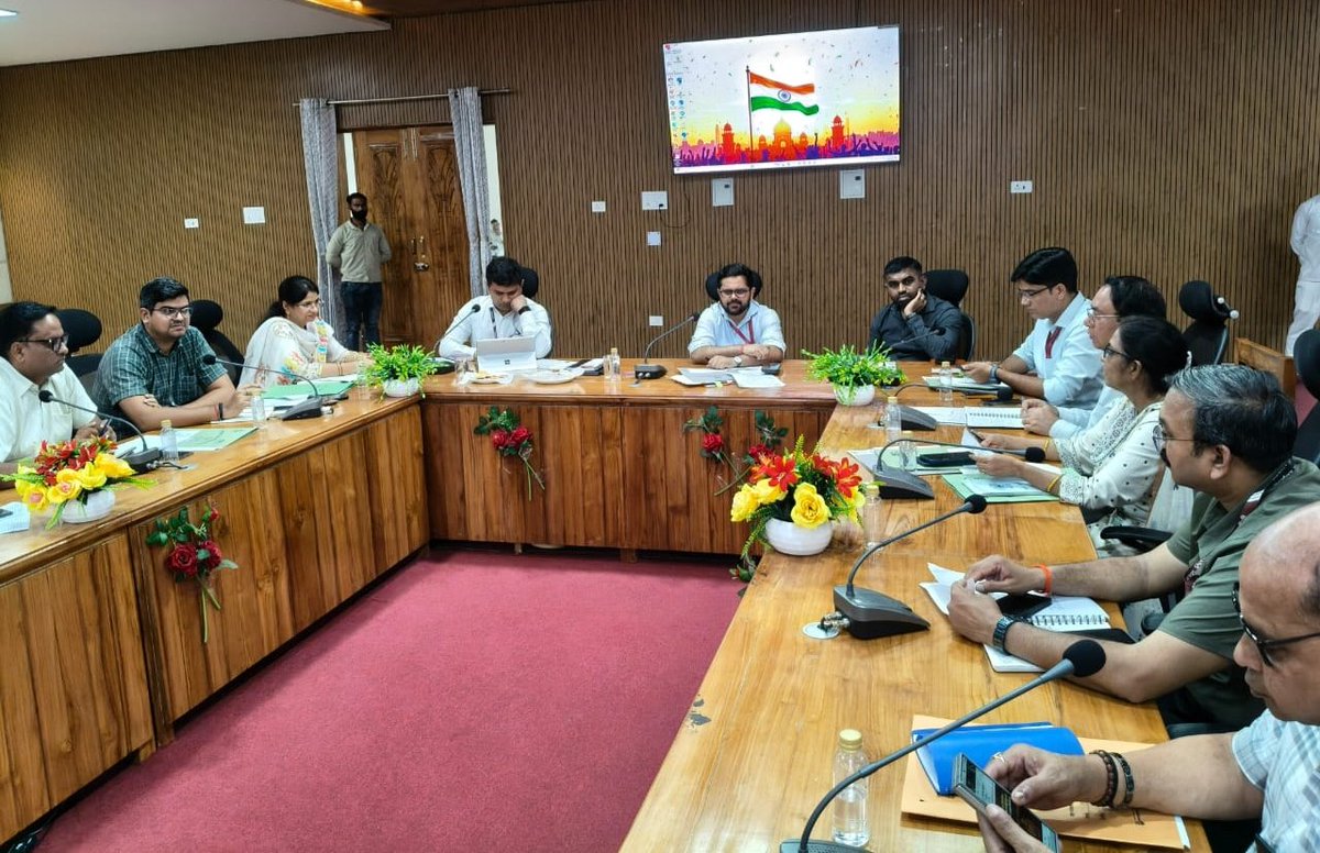 Jhansi_DM's tweet photo. जनपद में बारिश एवं अन्य कारणों से क्षतिग्रस्त सड़कों को दुरुस्त किए जाने के संबंध में सड़क निर्माण से जुड़े विभिन्न विभागों—नगर निकाय, NHAI, PWD, ग्रामीण अभियंत्रण विभाग, मंडी, जिला पंचायत आदि के साथ अन्तर्विभागीय बैठक कर क्षतिग्रस्त सड़कों को गड्ढामुक्त एवं मरम्मत किए जाने की कार्ययोजना की समीक्षा की।

साथ ही, निर्माणाधीन एवं प्रस्तावित सड़कों को समयबद्ध रूप से पूर्ण करने, जल निगम द्वारा पाइपलाइन बिछाने हेतु की गई रोड कटिंग को समुचित रूप से ठीक कराने तथा सर्वाधिक शिकायतों से सम्बंधित सड़कों की जांच किए जाने आदि हेतु आवश्यक निर्देश दिए गए।

बैठक में नगर आयुक्त, @CdoJhansi , ADM(R),  PD NHAI, ExEN PWD, RED, DD मंडी, AMA जिला पंचायत और AE आवास सहित सम्बंधित अधिकारीगण उपस्थित रहे।