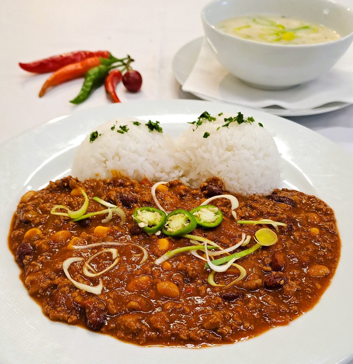 Hotel_Perslak's tweet photo. 🇨🇿 Dnes, 29.09. 2026, Vás na denním menu čeká:
Pórková polévka s vejcem
a 
Chilli con carne s jasmínovou rýží a pikantní cibulkou (253,-- CZK/11,-- €) 
Toto dnešní menu pro Vás připravil náš kuchař Jiří Vopěnka. 
Těšíme se na Vaši návštěvu od 11:30. https://t.co/hhwyYjZZPa
