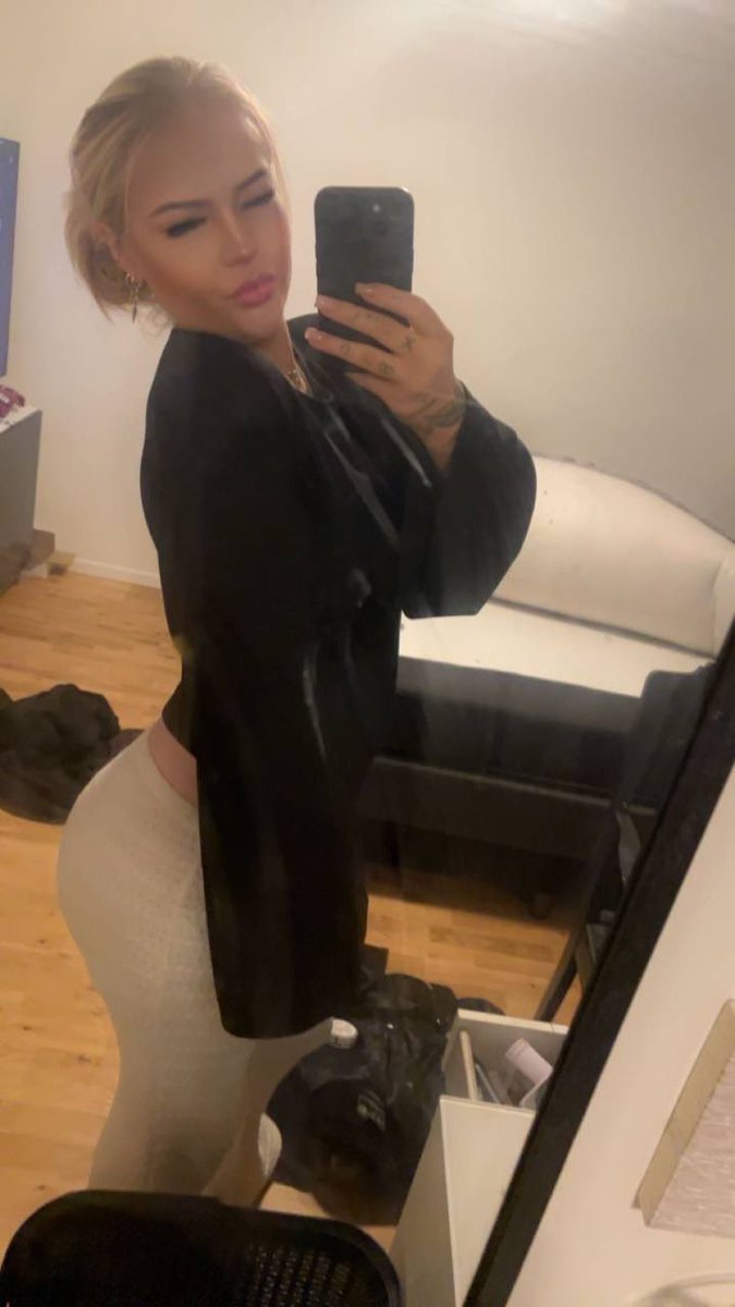 vanessasisss's tweet photo. Jag gillar när det blir kladdigt. När håret fastnar, när huden blir varm, när jag måste sluta prata för att munnen är upptagen med något annat❤️ https://t.co/T4oRULPJX7