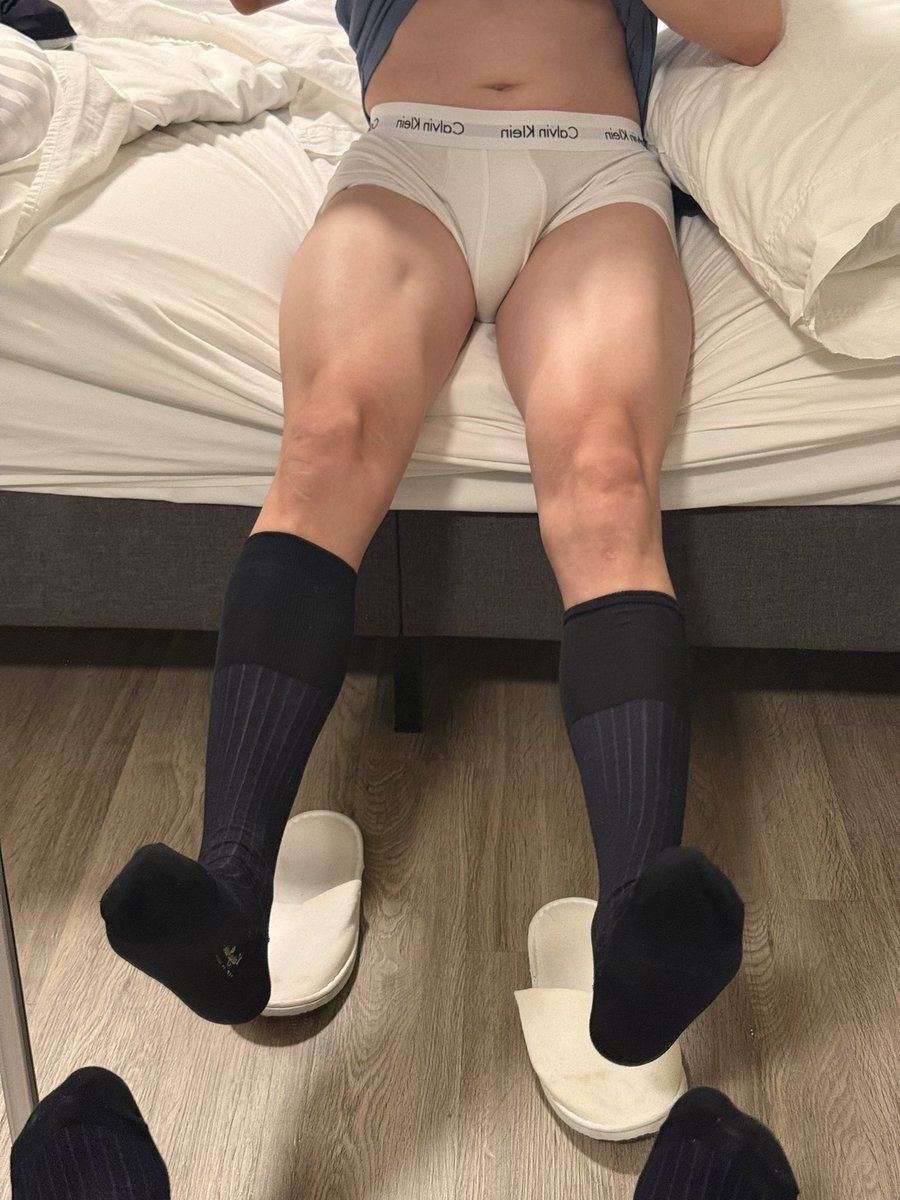 juziguodong2's tweet photo. #正装袜 #黑袜 #反差 #眼镜男 #鸡巴 #粗腿 https://t.co/sZ5JHdFdum