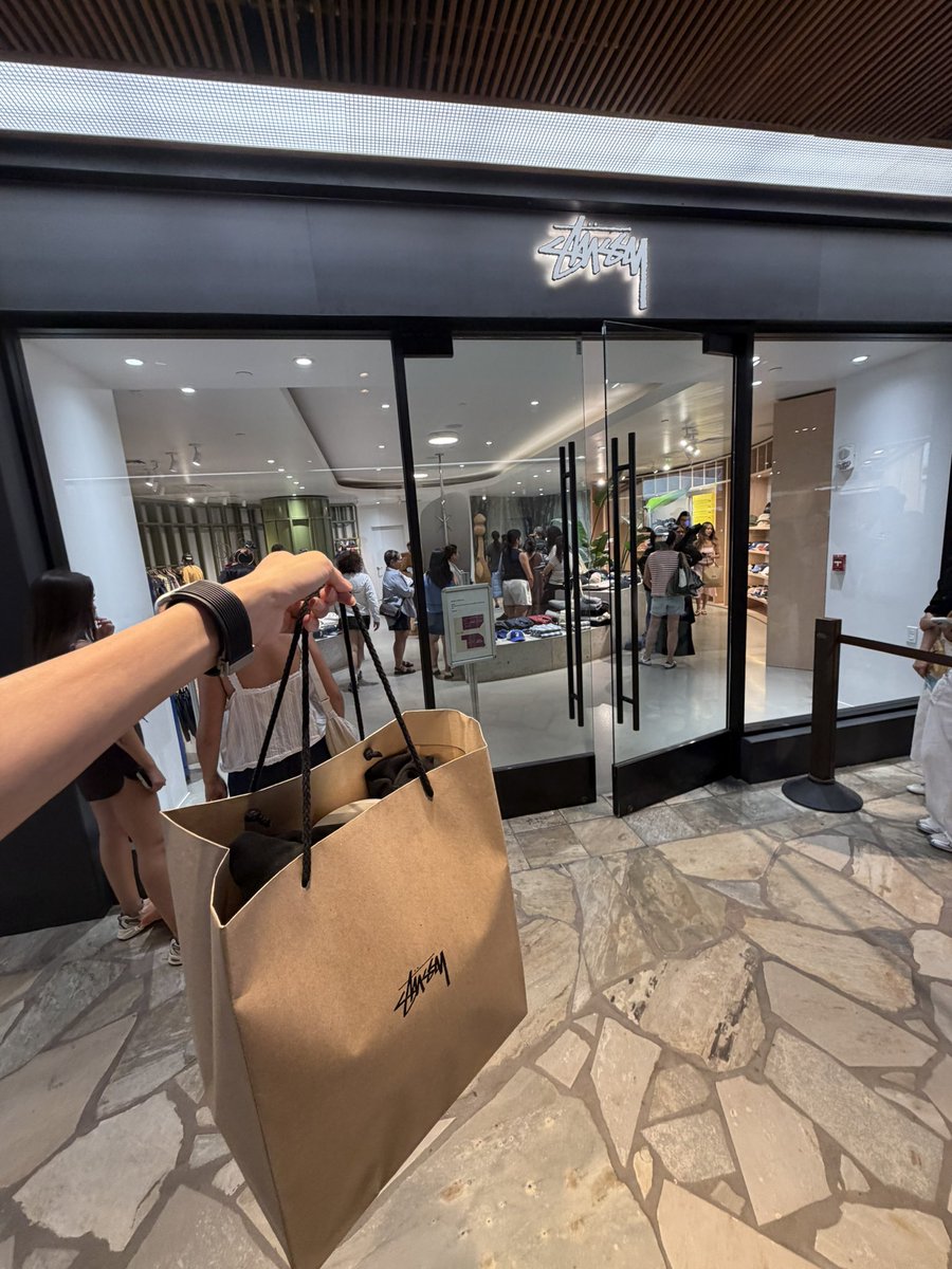 marusuke16's tweet photo. 朝からstussy並び
Stussy Honolulu 爆買い余裕で7.8万超えてるきするんだけど笑笑
えぐいて https://t.co/M2ZZyfbB08