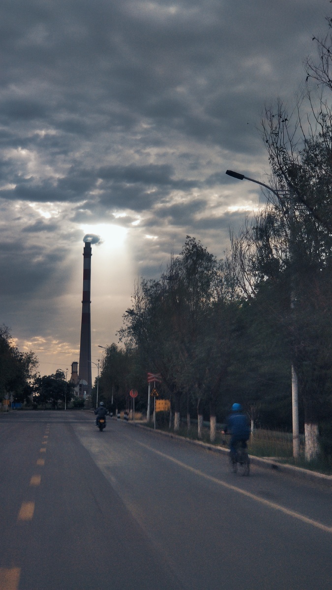 wildr861323v1's tweet photo. Today’s vibe: The morning breeze by the chimney whispers soft, warm tales of small, cozy joys. https://t.co/MmRPZvmfgC