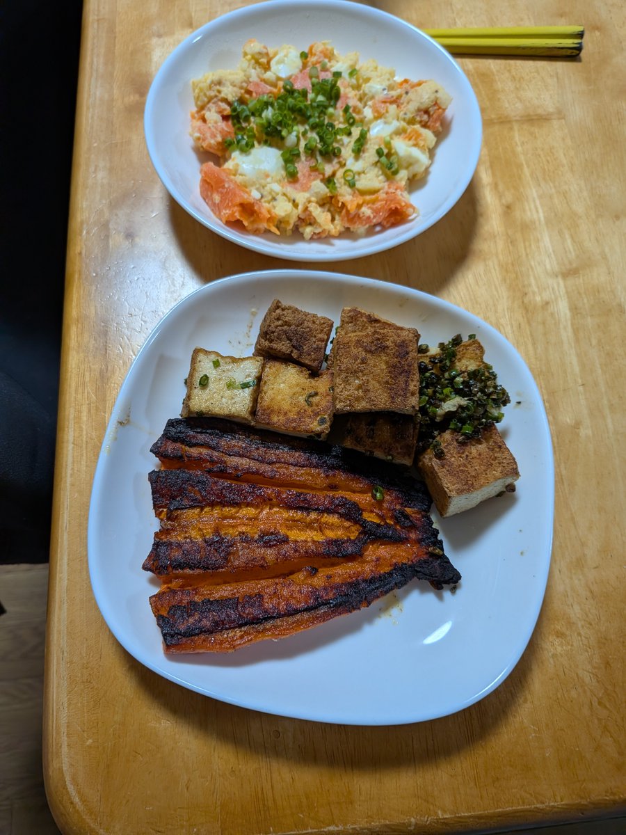 marokoji1's tweet photo. 晩御飯☔
イワタニさんのアイラップで、レンチンした🥔🥕と、ゆで卵🥚で作った
ハニーマスタードサラダ🥗
レンチンした🥕のバター焼き
厚揚げステーキ https://t.co/4LdP3ncKEA