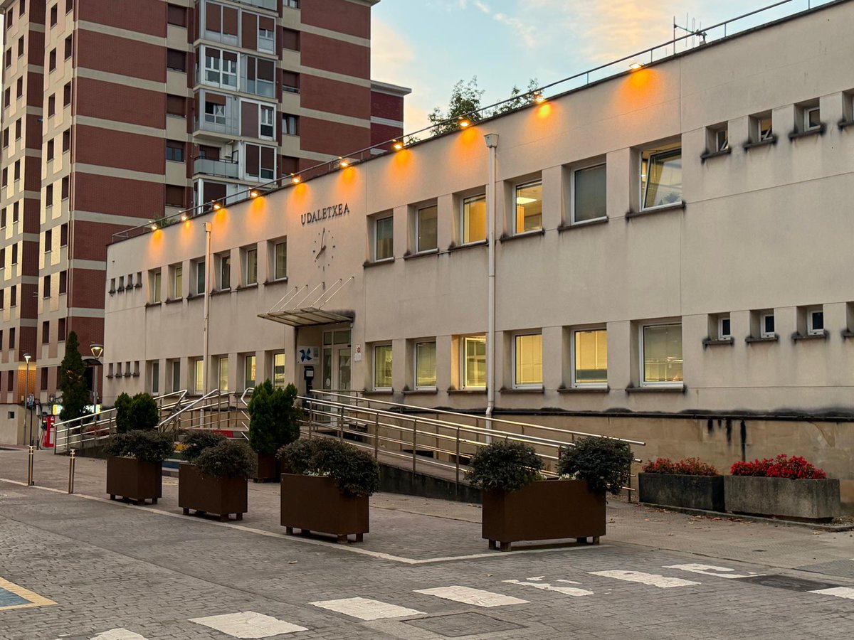 DeriokoUdala's tweet photo. 🟡  Haur eta nerabeen minbiziaz kontzientziatzeko hilabetea dela eta, fatxada urre kolorez argiztatu dugu. Helburua: minbizia duten adingabeen errealitateari buruz sentsibilizatzea eta gaixotasun horrek adingabeei eta haien familiei dakarzkien erronka guztiak agerian jartzea da. https://t.co/x5j9T8DNM3
