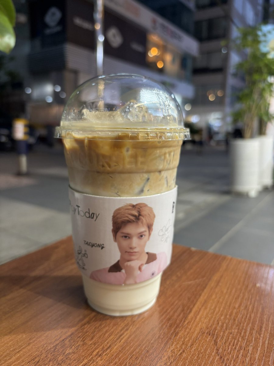 arurumeme's tweet photo. バズってたメガコーヒーの新商品ラテ飲んでみた☕️ラテにソフトクリームを溶かした感じで美味しい😋　ただ氷の量がめっちゃ多い🧊 https://t.co/PiCpaFQTQ1