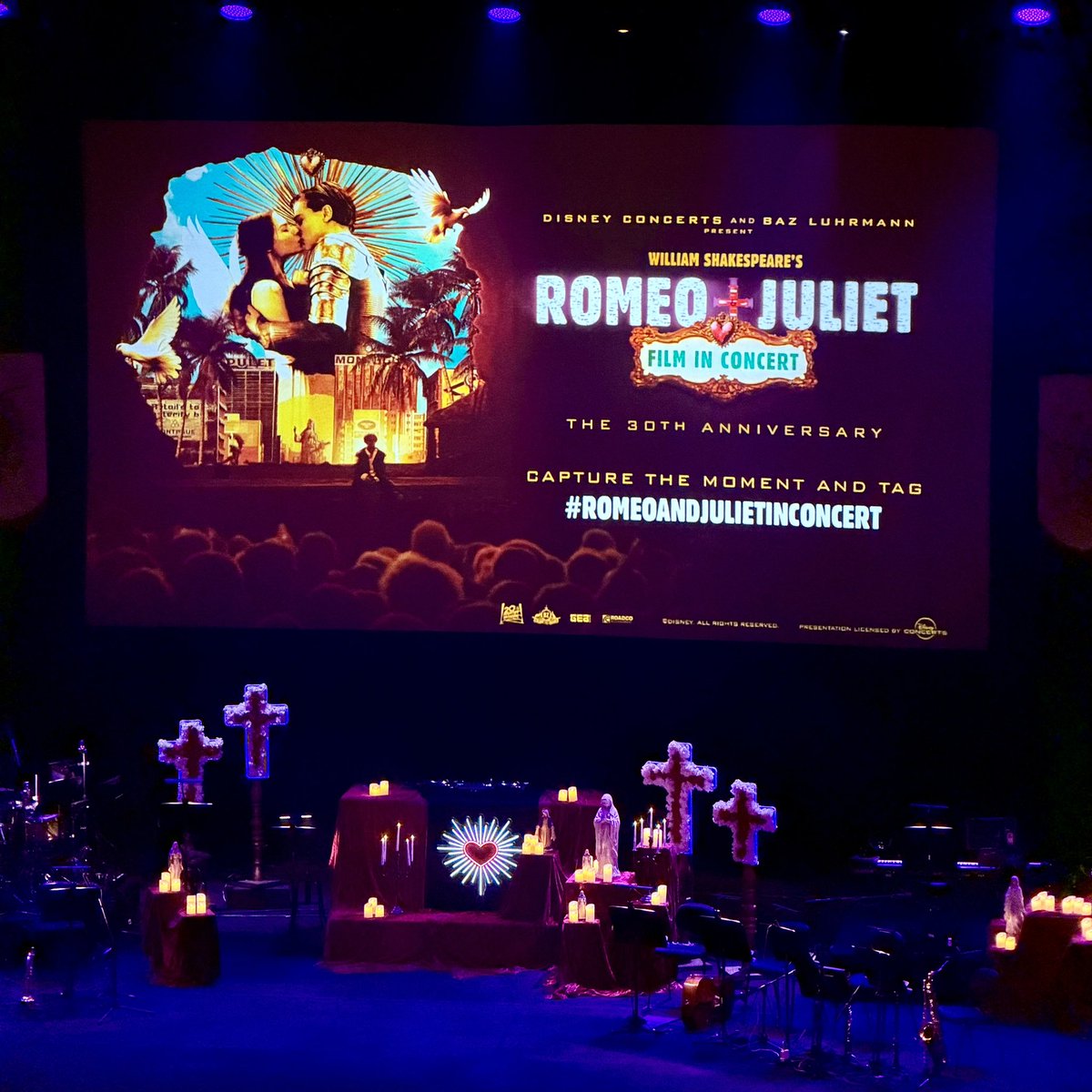 takaoregon's tweet photo. シドニー🇦🇺オペラハウスにてロミジュリFilm in Concertをみます。
客の多くが女性ですが宝塚にハマった僕はこう言うのに慣れているので安心してください🤣 https://t.co/P64BwGtJfr