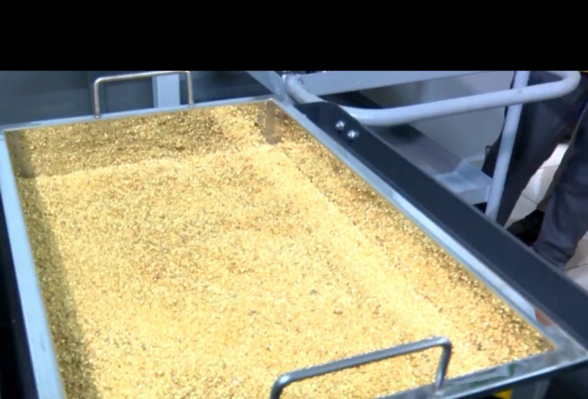 AfricaFirsts's tweet photo. Burkina Faso 🇧🇫 just opened its first gold refinery. The youngest president in the world Ibrahim Traoré inaugurated RAFFINOR-BF on September 28, 2026, with a capacity of 164 tonnes of gold per year. https://t.co/fFEc7gNq5K