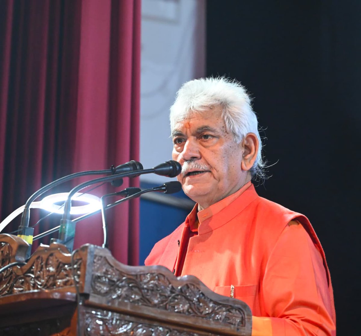 manojsinha_'s tweet photo. I congratulate the meritorious students felicitated today by Wadies Hindi Shiksha Samiti and J&K Academy of Art, Culture & Languages. Our young generation is the torchbearer of India’s tradition of knowledge & culture. Urged empowerment of border youth through education, entrepreneurship, sports, culture & mentorship, inspiring them to dream big with confidence.