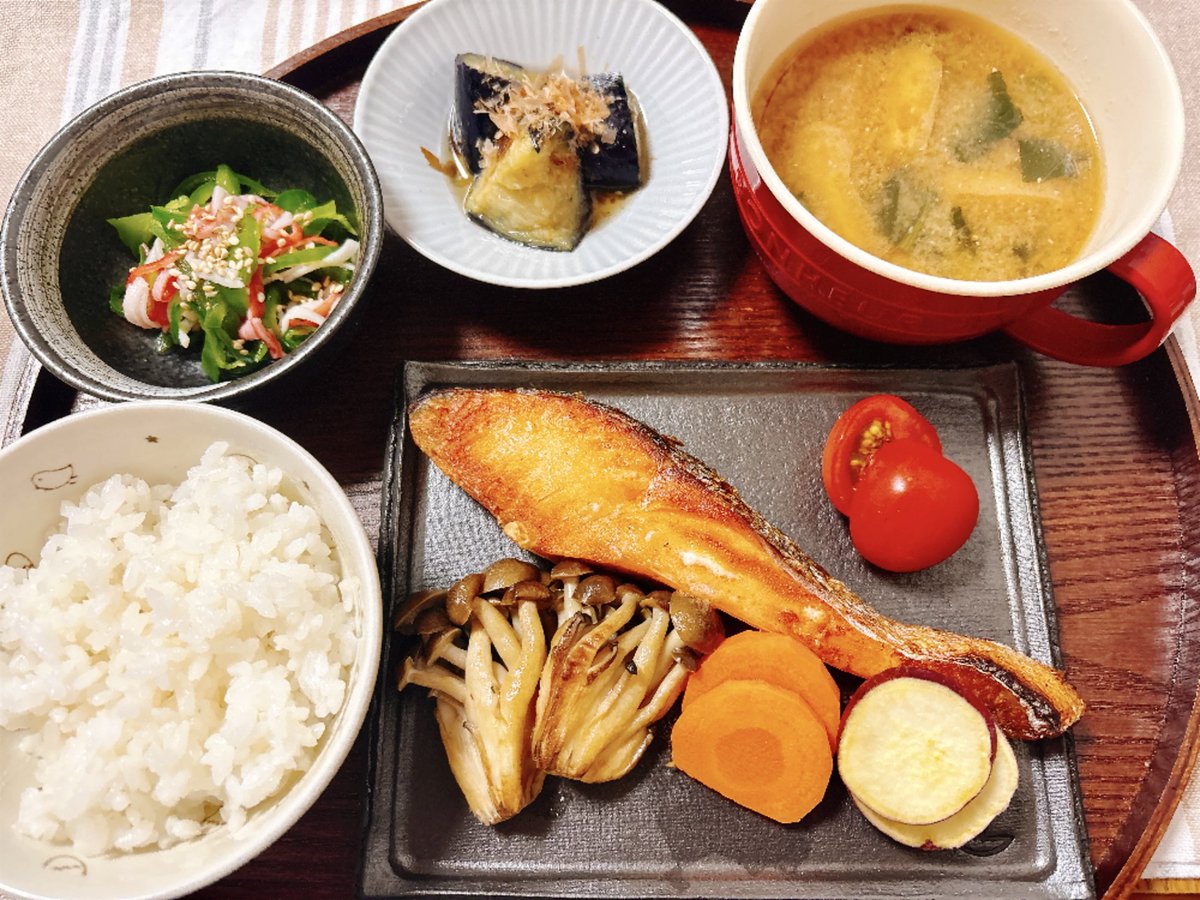 wa_awpoco's tweet photo. 🔸鮭
🔸焼蒸し野菜
🔸ピーマンカニカマ酢物
🔸茄子揚げ浸し
🔸味噌汁（小松菜・豆腐･えのき･薄揚げ）

たまにご飯の栄養をAIに聞いてて今日の朝昼だと夜は野菜多めがいいと言われたので家にある物でこのメニュー😊

多めどころか種類沢山凄いと褒めて貰えた😆

#晩ごはん　#おうちごはん　#節約生活 https://t.co/o2LppiyNdd
