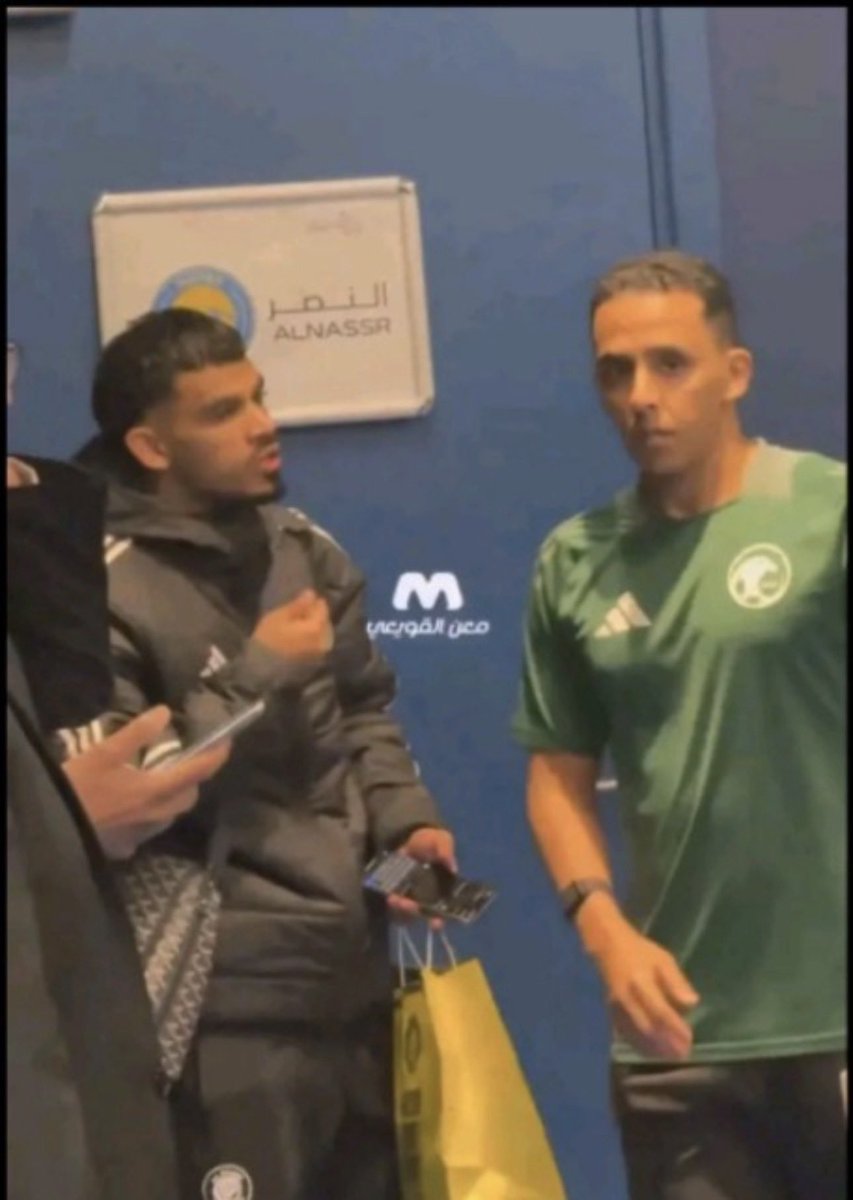qahtani_m1's tweet photo. @ahmad2man هذا يسولف مع لاعبين النصر  ماله ومال التحكيم https://t.co/M0m9ZZbeRl