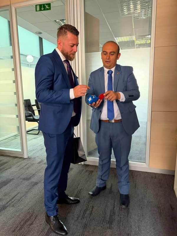 Calin__Groza's tweet photo. 🇷🇴🇨🇴 Dialog și noi oportunități de colaborare între România și Columbia.

Am discutat la Ambasada Columbiei despre dezvoltarea relațiilor bilaterale, turism, cooperare economică și instituțională.

Diplomația înseamnă dialog, respect și construirea de parteneriate concrete. 🇷🇴🇨🇴 https://t.co/Dt5vv3LZGO