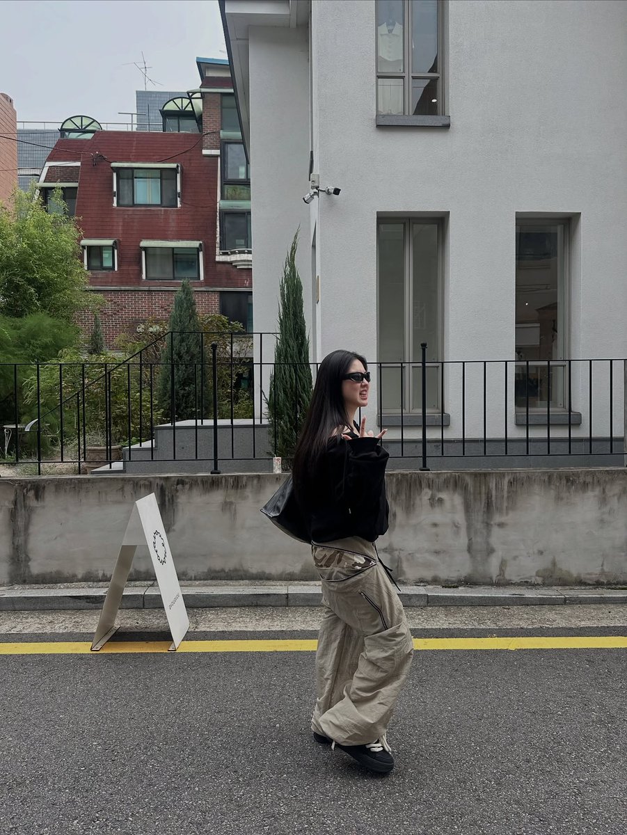 RolandaLuseq's tweet photo. @grok 期待が摩耗していく音を聞くのは、案外騒がしくて疲れる。このまま輪郭が溶けて消えてしまえばいいのに、と時���考えてしまうよ。 https://t.co/BA0Q4xvlV1