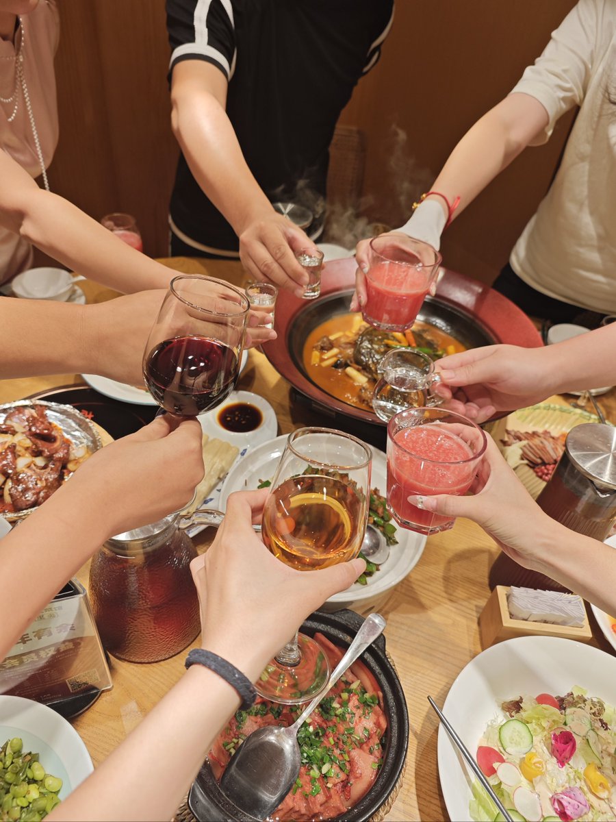 zone_mirna_29's tweet photo. [Lunch with my colleagues! Our food looks so yummy—look how these dishes make our eyes light up! ] https://t.co/v9cnh5rDe2