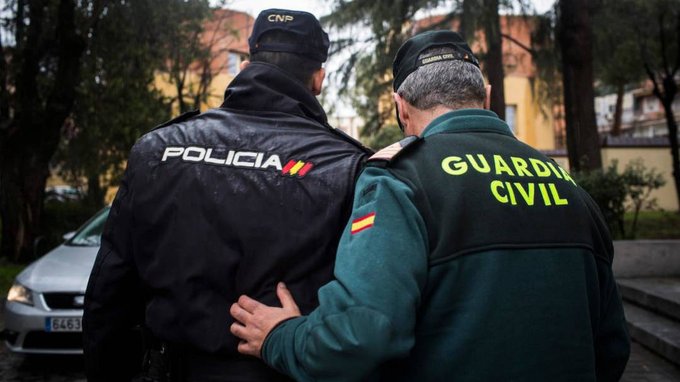 guardiacivil's tweet photo. 🫂 Porque un hermano nunca te abandona en los momentos difíciles, está a tu lado cuando corres peligro y sufre contigo...   

Un abrazo, HERMANOS de @policia

🗓️ Día de los Santos Ángeles Custodios 
Feliz #DíadelaPolicía https://t.co/UBrlp5nQAP