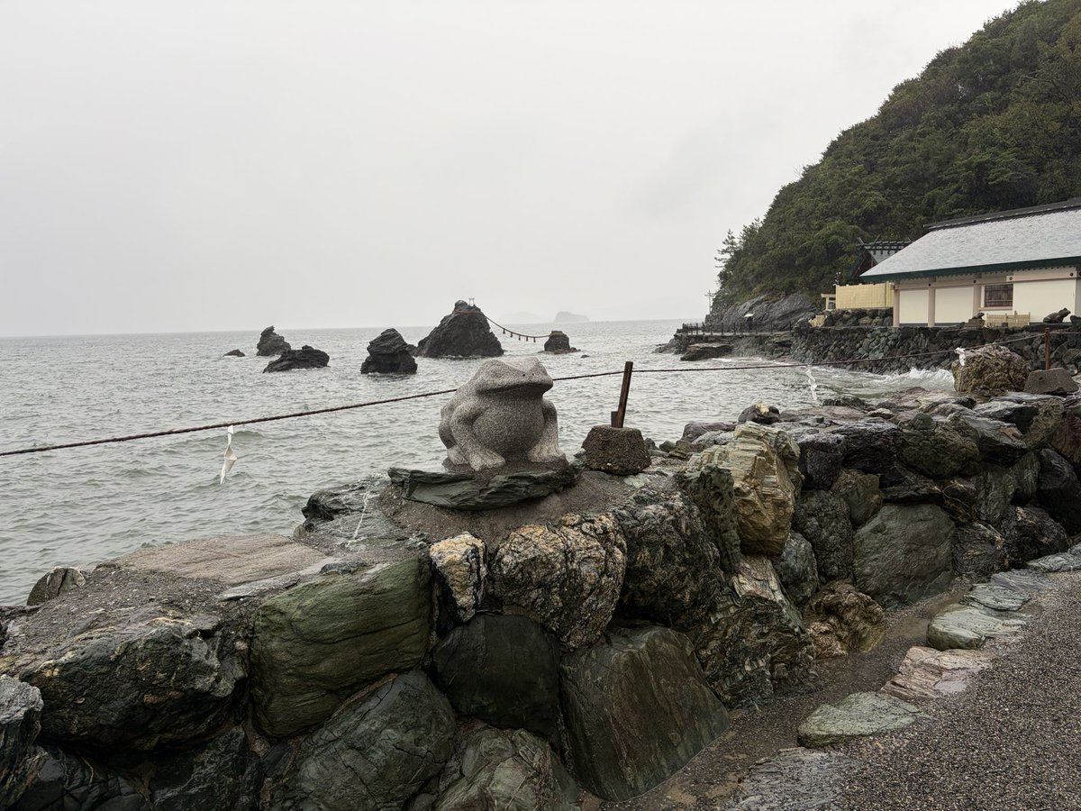 Okita225pearl's tweet photo. 雨の夫婦岩。夢で見たような荘厳さだった。
#夫婦岩　#伊勢 https://t.co/umKjgKuwxA