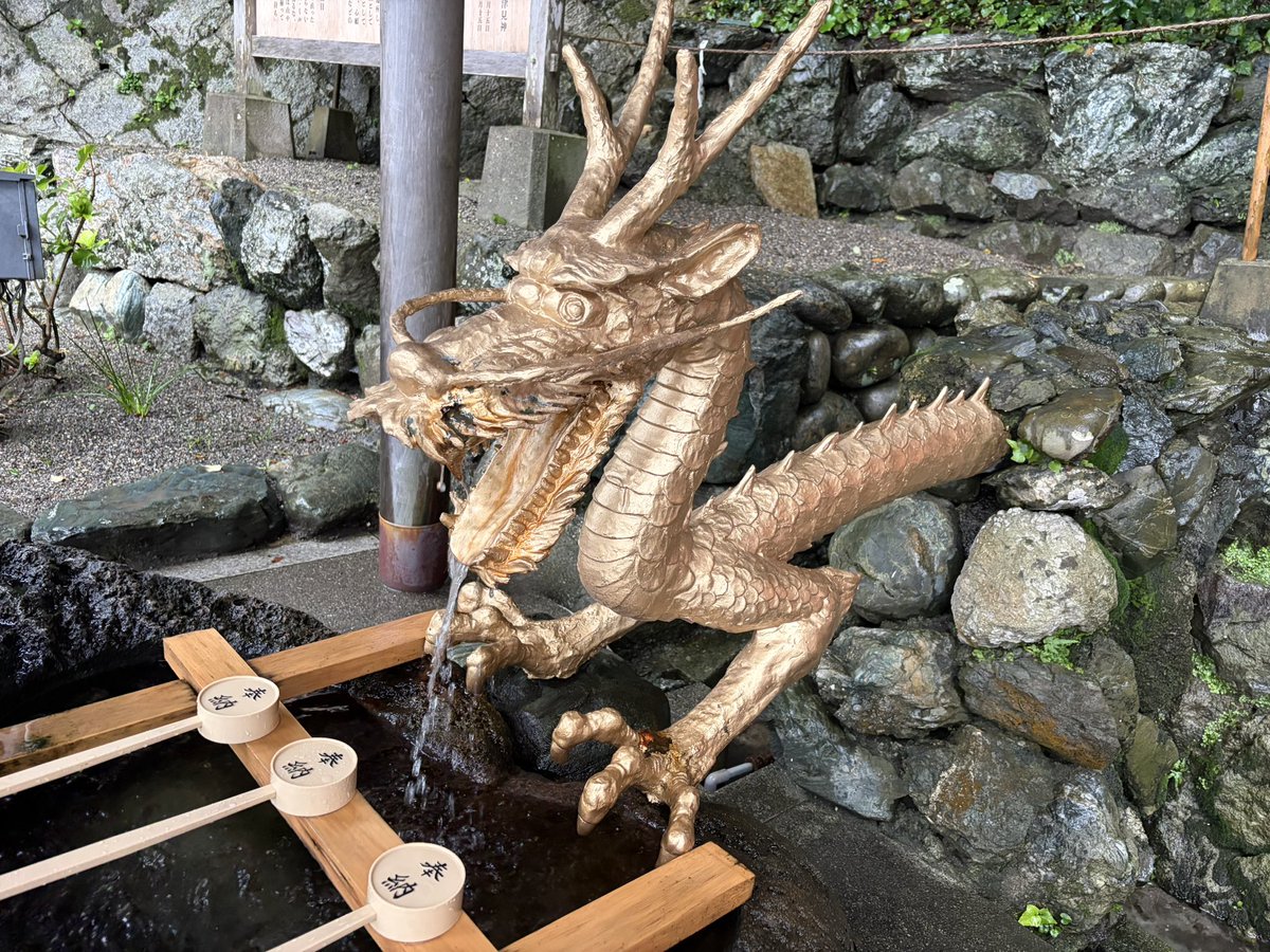 Okita225pearl's tweet photo. 雨の夫婦岩。夢で見たような荘厳さだった。
#夫婦岩　#伊勢 https://t.co/umKjgKuwxA