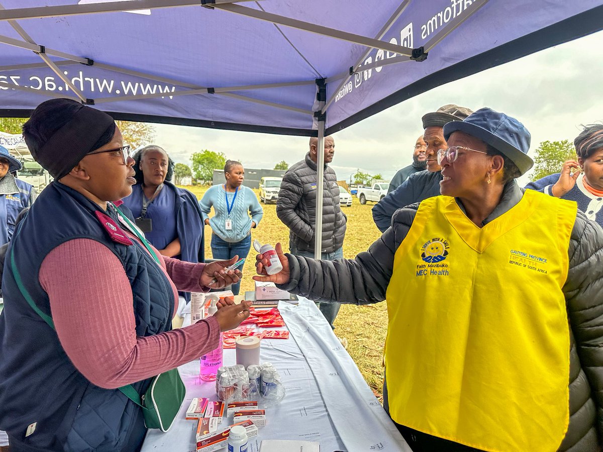 GautengHealth's tweet photo. MEC for Health and Wellness, @FaithMazibukoSA, has joined healthcare professionals in Slovo Park, Tshwane to observe the delivery of healthcare services to the community through the #Siyabaphilisa campaign.

Residents are encouraged to take charge of their health by making use of the FREE healthcare services available, including HIV and TB testing, cancer screening, immunisation and vaccinations, Vitamin A supplementation and deworming, family planning, oral health services, chronic medication adherence support, Pap smear and PSA screening, Lenacapavir administration and more.
#AsibeHealthyGP #GrowingGautengTogether