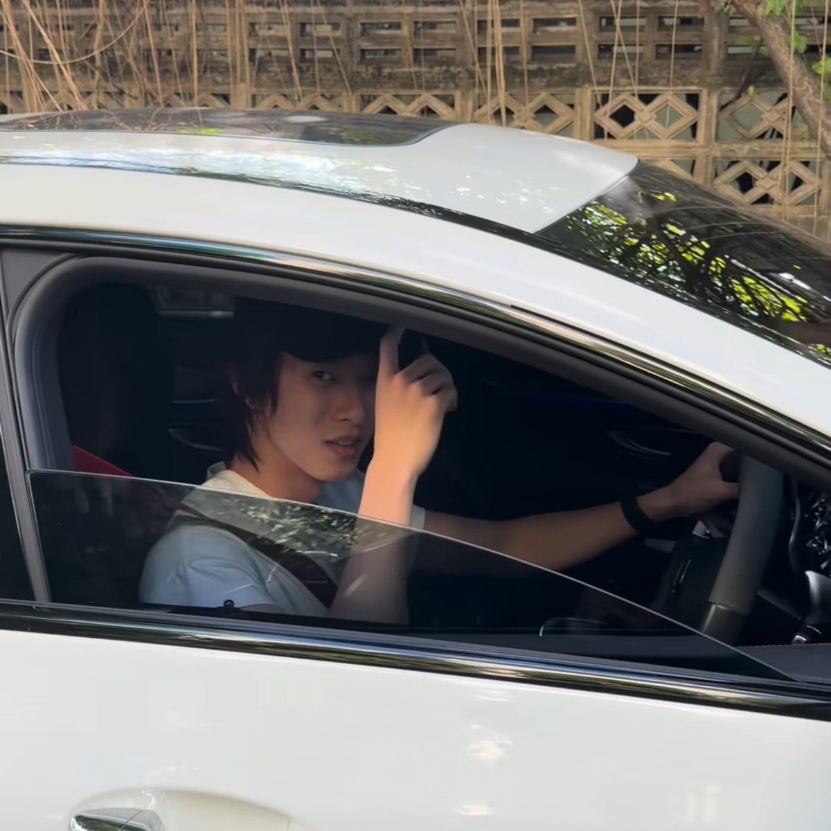 yellowsay's tweet photo. แม่มเอ้ยยย อยากเห็นกฤตินขับรถมือเดียว😭😭😭😭 https://t.co/vVEjRLKRbU
