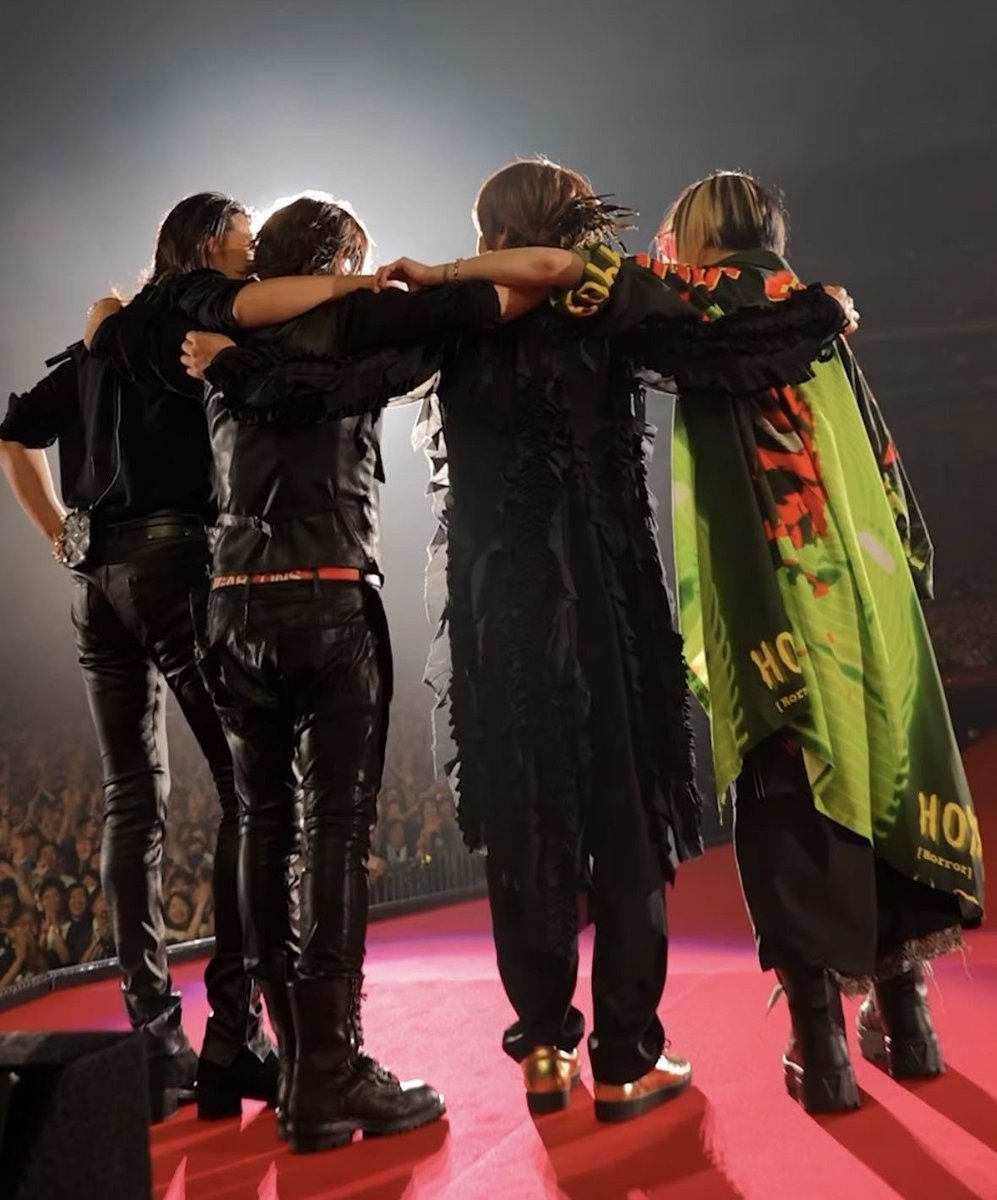 glay_buddy's tweet photo. すごく売れそうなバンドがすごく売れた。

それはよくある話。
でも30年以上良好な関係が続いて、
誰の才能も枯れず新しい音楽が生み出され続けてるのってほんと奇跡の果て。 https://t.co/WJeYyisvXK