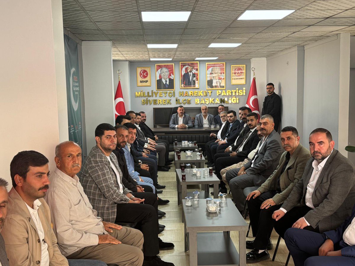 Sanliurfa_MHP's tweet photo. 📍 SİVEREK

İl Başkanımız Sayın Ecz. Osman Mutlu, İl Yönetim Kurulu Üyelerimiz ve İlçe Başkanlarımızla birlikte Siverek İlçe Başkanlığımızı ziyaret etmiştir.

İlçe Başkanımız Sayın Mahmut Gülel ve kıymetli teşkilat mensuplarımızla bir araya gelinerek; teşkilat çalışmalarımız, Siverek’imizin gündemi ve önümüzdeki dönemde yürütülecek çalışmalar üzerine istişarelerde bulunulmuştur.

Teşkilatımızın birlik ve beraberliği, davamızın sarsılmaz iradesidir. Milliyetçi Hareket Partisi, güçlü teşkilat yapısı ve kararlı duruşuyla Siverek’te çalışmalarını aynı azim ve inançla sürdürecektir.

Birliğimiz daim, irademiz sağlam, mücadelemiz kararlı olsun.

@dbdevletbahceli 
@MHP_Bilgi 
@eczosmanmutlu