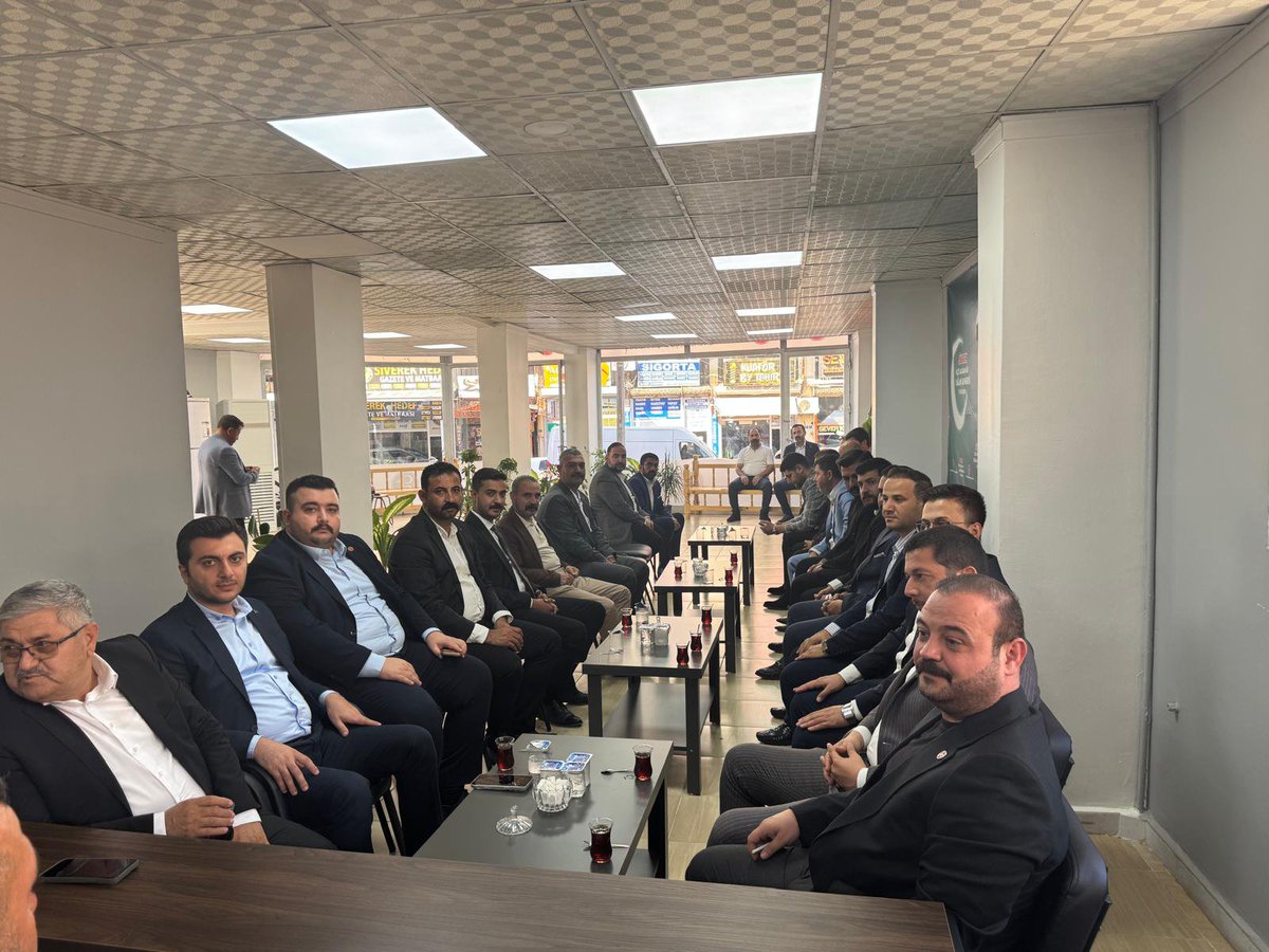 Sanliurfa_MHP's tweet photo. 📍 SİVEREK

İl Başkanımız Sayın Ecz. Osman Mutlu, İl Yönetim Kurulu Üyelerimiz ve İlçe Başkanlarımızla birlikte Siverek İlçe Başkanlığımızı ziyaret etmiştir.

İlçe Başkanımız Sayın Mahmut Gülel ve kıymetli teşkilat mensuplarımızla bir araya gelinerek; teşkilat çalışmalarımız, Siverek’imizin gündemi ve önümüzdeki dönemde yürütülecek çalışmalar üzerine istişarelerde bulunulmuştur.

Teşkilatımızın birlik ve beraberliği, davamızın sarsılmaz iradesidir. Milliyetçi Hareket Partisi, güçlü teşkilat yapısı ve kararlı duruşuyla Siverek’te çalışmalarını aynı azim ve inançla sürdürecektir.

Birliğimiz daim, irademiz sağlam, mücadelemiz kararlı olsun.

@dbdevletbahceli 
@MHP_Bilgi 
@eczosmanmutlu