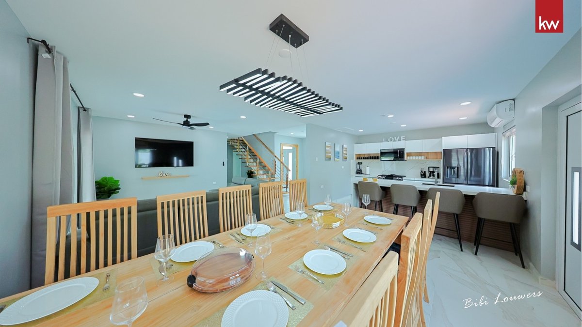 KWArubaBibi's tweet photo. 🏡 𝐅𝐎𝐑 𝐒𝐀𝐋𝐄 | Palm Beach 88C
Fully renovated and furnished home with a 4-bedroom main residence, separate 1-bedroom studio, private pool, and outdoor BBQ area. 🌴

💰 USD 1,699,000
🛏️ 5 BR | 5 BA
📍 Palm Beach, Aruba

#ForSale #PalmBeach #ArubaRealEstate #KWAruba https://t.co/uwvcE4jCFI