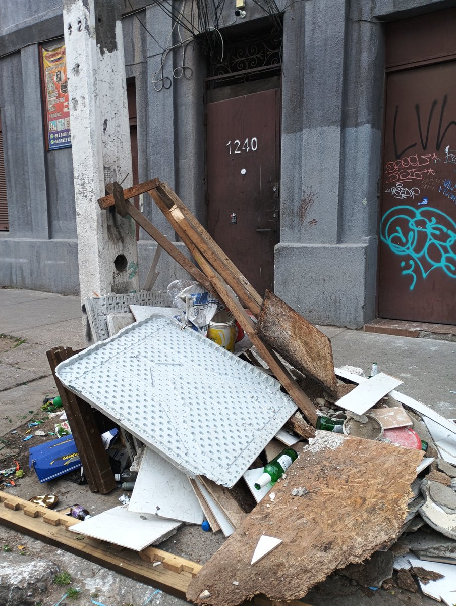 MiArte1960's tweet photo. Y la multa a esta dirección cuándo? Es tan fácil indicar a la junta se vecinos que informen a todos que deben sacar la basura hrs antes que pase el camión y no BOTAR basura en nuestras calles a cada rato🤷🏻‍♂️
@desbordes https://t.co/0knFtBYYAC