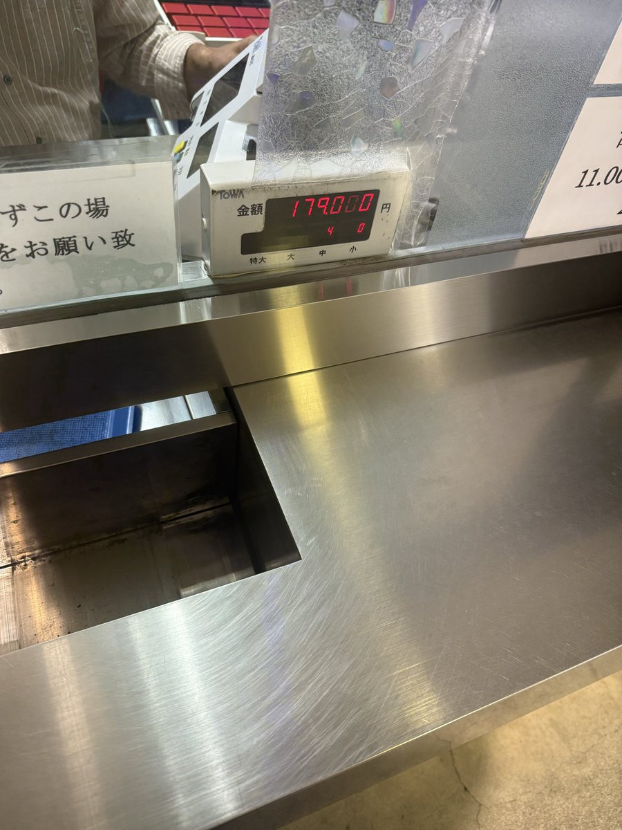 tuguo_3's tweet photo. エンペラータイム継続中だった模様
4連続でスロット勝ったの中々ないぞ
万枚って難しいね、
➕160k
あざした🐻 https://t.co/AzVyW27LFN