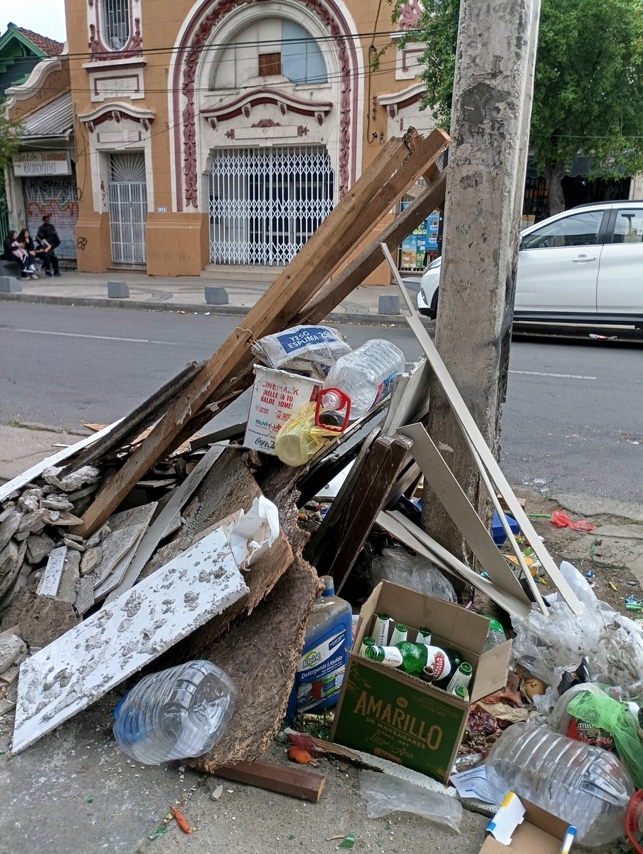 MiArte1960's tweet photo. Y la multa a esta dirección cuándo? Es tan fácil indicar a la junta se vecinos que informen a todos que deben sacar la basura hrs antes que pase el camión y no BOTAR basura en nuestras calles a cada rato🤷🏻‍♂️
@desbordes https://t.co/0knFtBYYAC