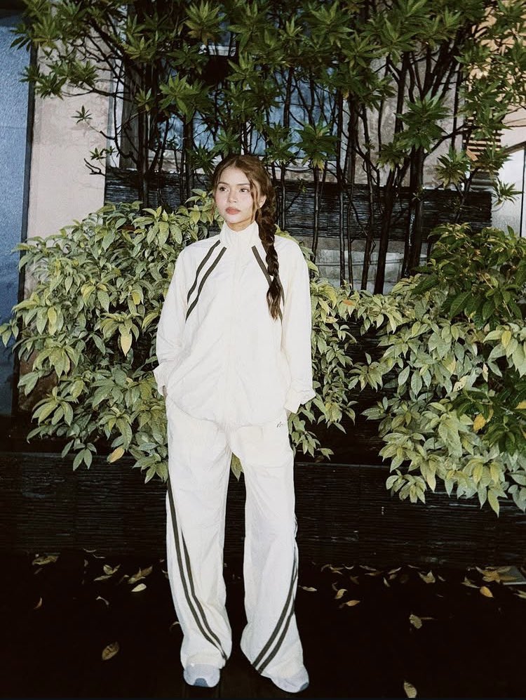 clumpsy_penguin's tweet photo. aubrey wearing mili’s structured jacket and pants🥺 ang gandaaaa

we need aubrey and mikha collab https://t.co/fG5lVEzFWc