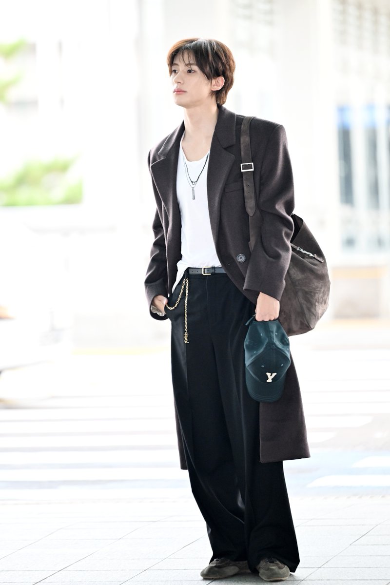 SaintLaurentJP's tweet photo. 27年夏 ウィメンズショー
バイ アンソニー・ヴァカレロ

ショーのためパリに向かうロゼ、水原希子、RIIZEのアントン、ミルク・パンサ、テン・リー、アンニャ・ルービック、チェン・ジョーユエン、チョン・ジヒョン。

▼詳しくは画像をタップ