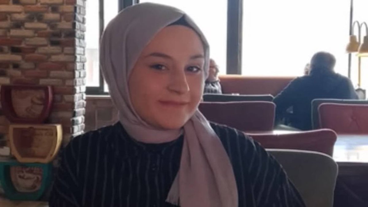 GazeteFont's tweet photo. Boşanma aşamasındaki eşi Bayram Gök tarafından okul bahçesinde bıçaklanan Buse Akgün Gök, tedavi gördüğü hastanede 7 gün sonra yaşamını yitirdi.

Acılı baba Hasan Akgün, kızının daha önce tehdit mesajları aldığını belirterek olayın planlı olduğunu belirtti. https://t.co/ub2IQiJnQ1