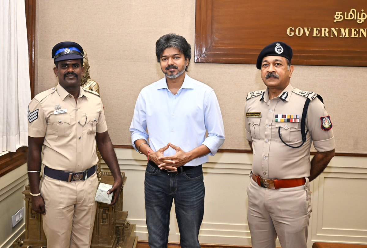 Vignesh_twitz's tweet photo. Chief Minister Joseph Vijay invited Head Constable Velmurugan to the Secretariat and felicitated him for his courageous efforts to prevent the smuggling of gutka in Coimbatore, risking his own life. https://t.co/jpyAtRann8