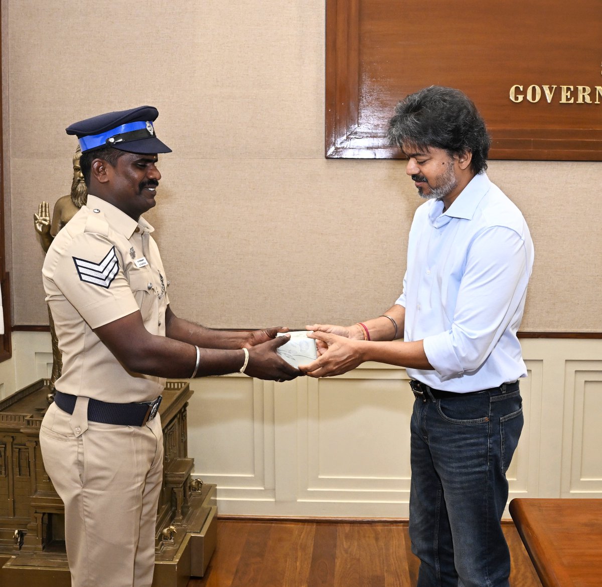Vignesh_twitz's tweet photo. Chief Minister Joseph Vijay invited Head Constable Velmurugan to the Secretariat and felicitated him for his courageous efforts to prevent the smuggling of gutka in Coimbatore, risking his own life. https://t.co/jpyAtRann8