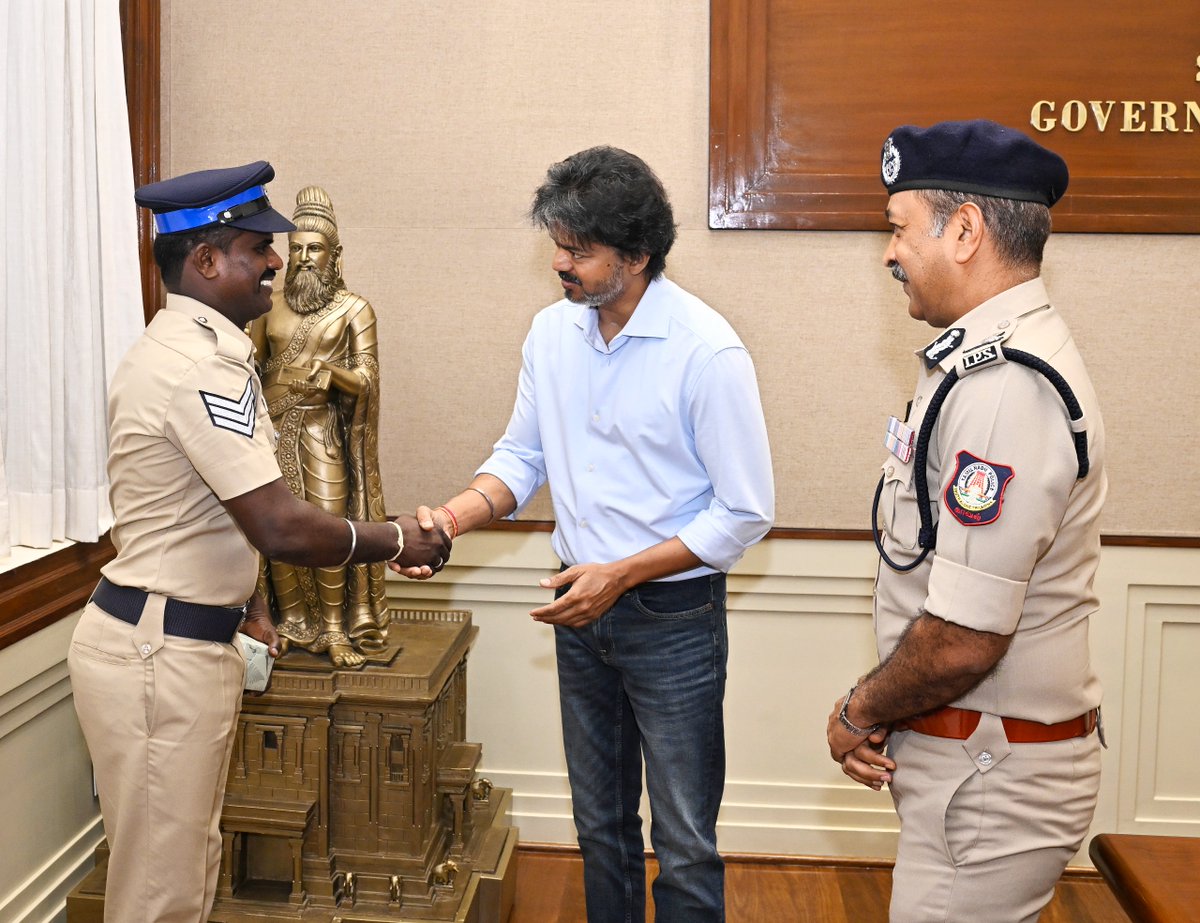 Vignesh_twitz's tweet photo. Chief Minister Joseph Vijay invited Head Constable Velmurugan to the Secretariat and felicitated him for his courageous efforts to prevent the smuggling of gutka in Coimbatore, risking his own life. https://t.co/jpyAtRann8