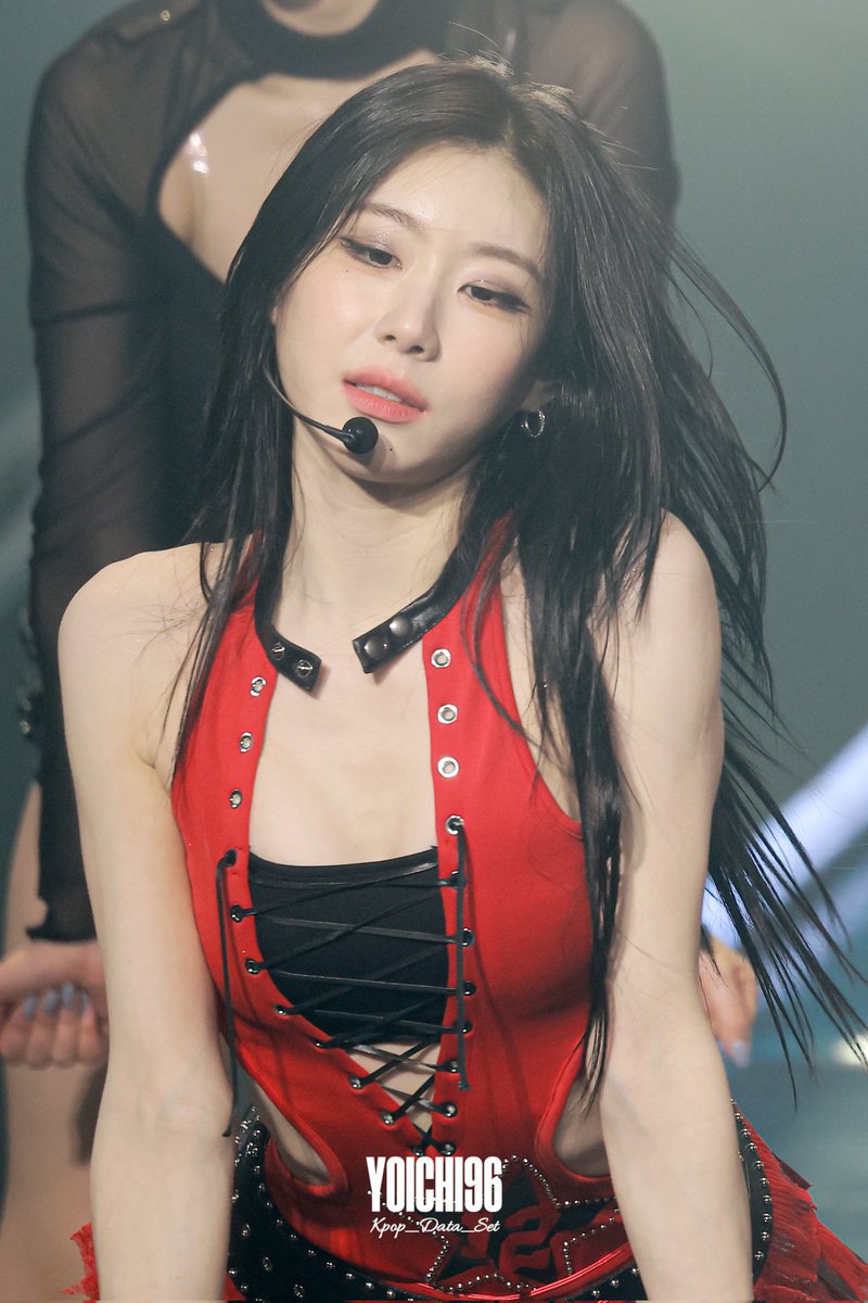 _imthemafia's tweet photo. chaeryeong so sexy ❤ https://t.co/fQwEnXAtTh