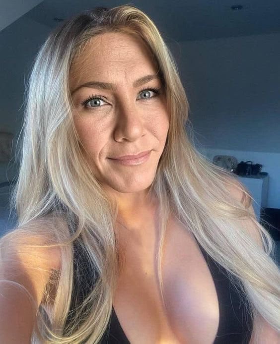 JenniferAnwn's tweet photo. How do I look don’t lie 😭 https://t.co/8wQjHKnR76