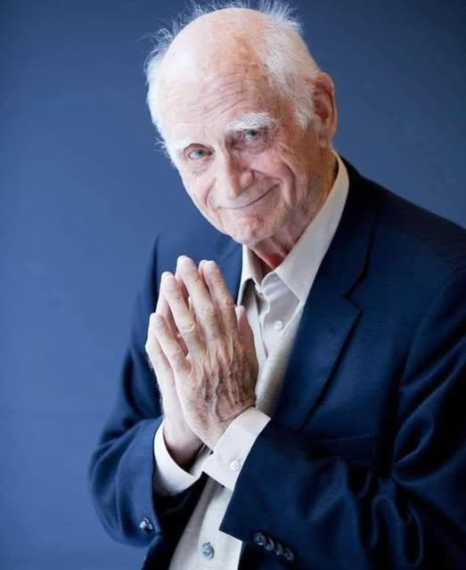 KateriSeraphina's tweet photo. « Si tu as un pain et moi un euro, et que j’utilise mon euro pour acheter ton pain, à la fin de l’échange, j’aurai le pain et toi l’euro. Cela semble être un équilibre parfait, n’est-ce pas ? Au début, A possède un euro et B un pain ; ensuite, A a le pain et B a l’euro. C’est une transaction juste, mais purement matérielle.
Maintenant, imagine que tu possèdes un poème de Verlaine ou que tu connais le théorème de Pythagore, et que moi, je ne connais rien de tout cela. Si tu me les enseignes, à la fin de cet échange, j’aurai appris le poème et le théorème, mais tu continueras à les posséder également. Dans ce cas, il ne s’agit pas seulement d’un équilibre, mais d’une véritable croissance.
Dans le premier exemple, nous avons effectué un échange commercial ; dans le second, nous avons partagé des connaissances. Alors que les biens matériels se consomment, la culture, elle, se diffuse sans limites. »
Michel Serres, philosophe français
1/09/1930 - 1/06/2019