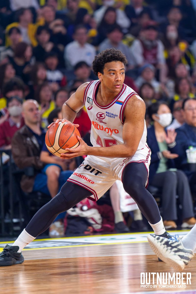 OUTNUMBER_oka's tweet photo. 9月27日、日本バスケットボール協会（JBA）がメディアブリーフィングを開催。伊藤拓摩強化委員長に沖縄県出身の日本代表選手について聞きました。

Q：沖縄県出身選手 ジャン・ローレンス・ハーパージュニア（東京サンロッカーズ）、山内ジャヘル琉人（川崎ブレイブサンダース）、マクミラン アレックス（沖縄県立水産高校）の評価

沖縄県出身でアジア競技大会メンバーのジャン・ローレンス・ハーパージュニア選手と山内ジャヘル琉人選手、そしてU18代表のマクミラン アレックス選手、それぞれの選手に対する伊藤強化委員長からの評価をお聞かせいただけますでしょうか。

伊藤拓摩 強化委員長： 前提としてお話しすると、3人とも非常に大きな可能性を秘めている選手だと思っています。

ジャン・ローレンス・ハーパージュニア選手： これまではA代表に選出されることはあっても、他メンバーとの兼ね合いもあり、まとまったプレイタイムを勝ち取ることが難しい状況でした。しかし、今回はメインの選手として出場し、役割も大幅に増加しました。持ち味のディフェンスから流れを作るだけでなく、オフェンス面でもしっかりとインパクトを残してくれた点が大きな収穫です。代表チームのメインとして戦う経験を得たので、本人が「11月のFIBAワールドカップ2027アジア予選 WINDOW5でもそこを目指す」という高い志を持って取り組んでほしいと考えています。

山内ジャヘル琉人選手： 彼の最大の強みであるディフェンス面でしっかりとした印象を残せましたし、本人も自信がついたのではないでしょうか。アジア競技大会に向けた最初の佐賀での親善試合（モンゴル戦）から本当に大きく成長してくれました。今後も自身の強みであるディフェンスを磨きつつ、オフェンスでの役割（強みであるトランジションやドライブなど）のバリエーションを増やしていければ、さらに伸びしろがある素晴らしい選手だと評価しています。

マクミラン アレックス選手： 果てしない可能性を秘めた選手です。彼のような選手こそ、もっとA代表に絡めていきたい存在であり、高校生の枠にとどまらず様々な経験をさせたいと考えています。まだ控えめな部分はありますが、持っているポテンシャルは極めて優秀です。まずはトップで戦うためのマインドセットを身につけること、そして世界レベルの同年代がどのような練習をし、どんなマインドで戦っているのかを早期に体感することが重要です。そうした経験を早く積むことで、将来確実に日本を引っ張っていく選手になれる大器ですので、JBAとしても彼が成長できる最適な環境を提供していきます。

Q：育成年代とA代表の連携（強化指定選手枠組み）の継続について

マクミラン アレックス選手に関する「成長する機会を提供する」というお話に関連して、アジア競技大会の直前に高校生3名（マクミランアレックス（県立沖縄水産高校）、恒岡ケイマン（開志国際高校）、本田蕗以（福岡大学附属大濠高校））が代表練習に参加する「強化指定選手」としての取り組みがありました。合宿中の彼らの成長度合いや、こうした育成枠組みの今後の継続性についてのお考えをお聞かせください。

伊藤拓摩 強化委員長： アジア競技大会の直前、高校生3名に代表チームの練習に入ってもらいました。吉本泰輔コーチもうまく彼らを練習に組み込んでくれ、5対5などの実戦形式も一緒に行えたことは、彼らにとって大変素晴らしい経験になりました。

呼び名が「強化指定選手」となるかは未定ですが、アンダー世代（ユース年代）の選手や指導者を、より一層A代表と深く連携させていく必要があると強く感じています。JBAとしては、これまでにない新しいアプローチを育成年代に対して考案・進行中です。

重要なポイントは次の2点です：
「本当に正しい人材（才能）」をしっかりと目利き・見極めること。
見極めた選手に対し、世界レベルのトレーニングやワークアウト、練習機会をいかに「早く」、そして「高い頻度で」提供できるか。

現在、強化委員会において男女ともにこの取り組みについて議論を重ねています。名称はどうあれ、若い世代の選手や指導者がA代表と接点を持ち、世界レベルを日常的に体験できる機会を今後も積極的に創出していきます。

(Bリーグ写真は2025-26シーズン)