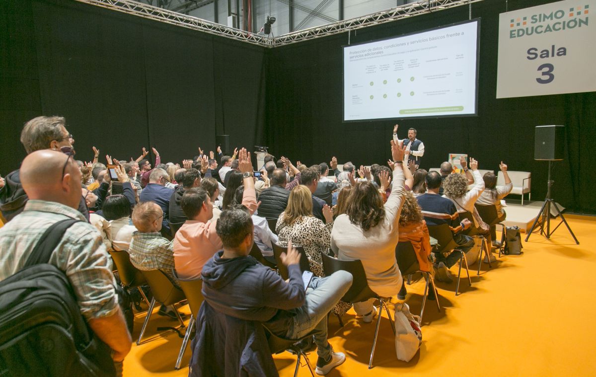 educacion3_0's tweet photo. ¿Eres director de centro? ¡No te pierdas SIMO DIRECTORES, el espacio de #SIMOEDUCACIÓN2026 que contará con tres jornadas sobre los principales retos que afrontan hoy los equipos directivos! Te contamos más sobre su agenda.
https://t.co/v9efJbcmBs https://t.co/yQEVSYQEL7