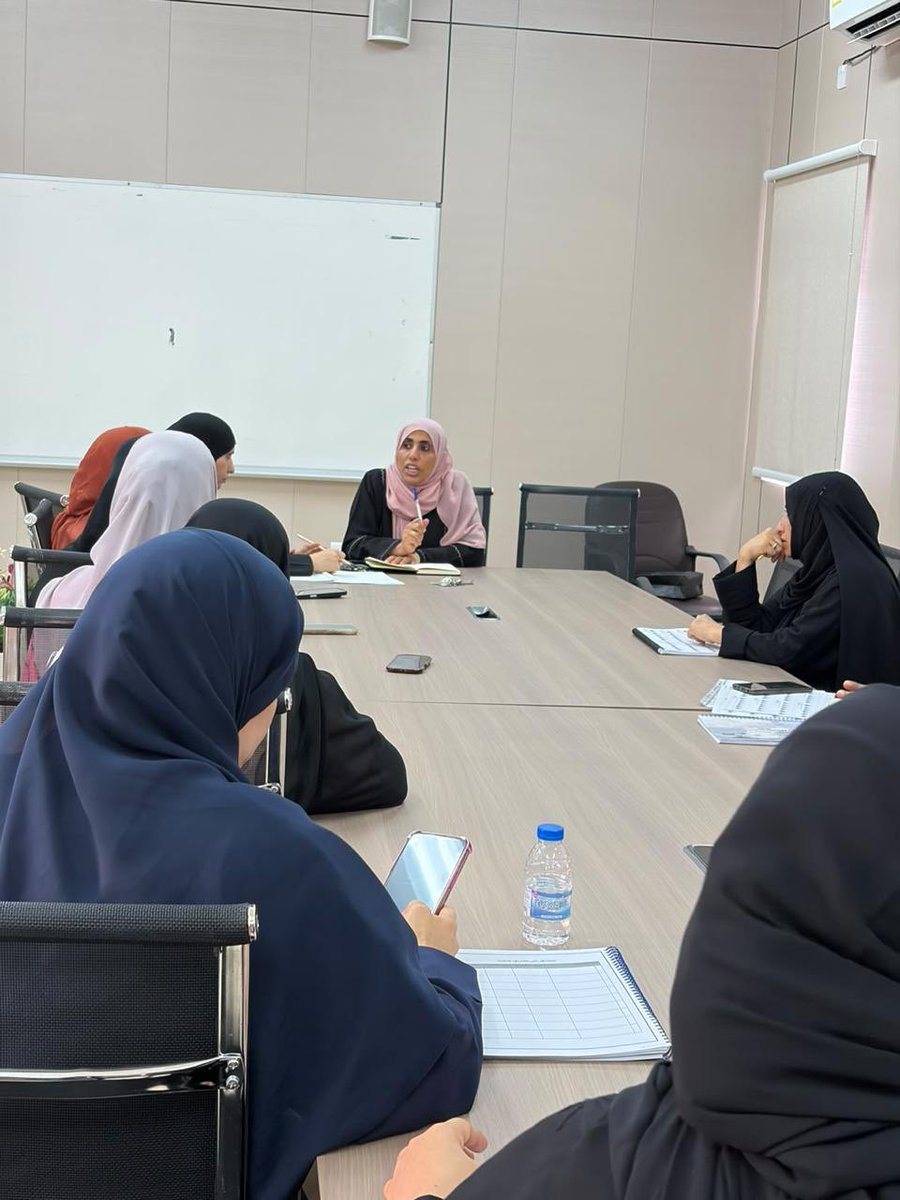 izkischool's tweet photo. حلقة نقاشية لمعلمات المجال الثاني حول المشاريع الداعم للتحصيل الدراسي وحول الكيفية في تطبيق التهئية الصباحية للطلية قبل الحصة الاولى من تقديم المعلم الاول الاستاذة منى الناعبي https://t.co/T90oeAdhLt