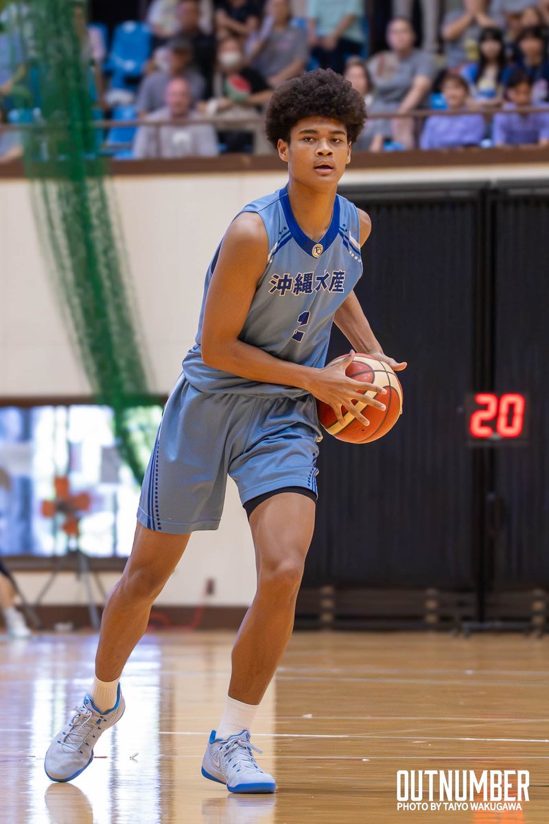 OUTNUMBER_oka's tweet photo. 9月27日、日本バスケットボール協会（JBA）がメディアブリーフィングを開催。伊藤拓摩強化委員長に沖縄県出身の日本代表選手について聞きました。

Q：沖縄県出身選手 ジャン・ローレンス・ハーパージュニア（東京サンロッカーズ）、山内ジャヘル琉人（川崎ブレイブサンダース）、マクミラン アレックス（沖縄県立水産高校）の評価

沖縄県出身でアジア競技大会メンバーのジャン・ローレンス・ハーパージュニア選手と山内ジャヘル琉人選手、そしてU18代表のマクミラン アレックス選手、それぞれの選手に対する伊藤強化委員長からの評価をお聞かせいただけますでしょうか。

伊藤拓摩 強化委員長： 前提としてお話しすると、3人とも非常に大きな可能性を秘めている選手だと思っています。

ジャン・ローレンス・ハーパージュニア選手： これまではA代表に選出されることはあっても、他メンバーとの兼ね合いもあり、まとまったプレイタイムを勝ち取ることが難しい状況でした。しかし、今回はメインの選手として出場し、役割も大幅に増加しました。持ち味のディフェンスから流れを作るだけでなく、オフェンス面でもしっかりとインパクトを残してくれた点が大きな収穫です。代表チームのメインとして戦う経験を得たので、本人が「11月のFIBAワールドカップ2027アジア予選 WINDOW5でもそこを目指す」という高い志を持って取り組んでほしいと考えています。

山内ジャヘル琉人選手： 彼の最大の強みであるディフェンス面でしっかりとした印象を残せましたし、本人も自信がついたのではないでしょうか。アジア競技大会に向けた最初の佐賀での親善試合（モンゴル戦）から本当に大きく成長してくれました。今後も自身の強みであるディフェンスを磨きつつ、オフェンスでの役割（強みであるトランジションやドライブなど）のバリエーションを増やしていければ、さらに伸びしろがある素晴らしい選手だと評価しています。

マクミラン アレックス選手： 果てしない可能性を秘めた選手です。彼のような選手こそ、もっとA代表に絡めていきたい存在であり、高校生の枠にとどまらず様々な経験をさせたいと考えています。まだ控えめな部分はありますが、持っているポテンシャルは極めて優秀です。まずはトップで戦うためのマインドセットを身につけること、そして世界レベルの同年代がどのような練習をし、どんなマインドで戦っているのかを早期に体感することが重要です。そうした経験を早く積むことで、将来確実に日本を引っ張っていく選手になれる大器ですので、JBAとしても彼が成長できる最適な環境を提供していきます。

Q：育成年代とA代表の連携（強化指定選手枠組み）の継続について

マクミラン アレックス選手に関する「成長する機会を提供する」というお話に関連して、アジア競技大会の直前に高校生3名（マクミランアレックス（県立沖縄水産高校）、恒岡ケイマン（開志国際高校）、本田蕗以（福岡大学附属大濠高校））が代表練習に参加する「強化指定選手」としての取り組みがありました。合宿中の彼らの成長度合いや、こうした育成枠組みの今後の継続性についてのお考えをお聞かせください。

伊藤拓摩 強化委員長： アジア競技大会の直前、高校生3名に代表チームの練習に入ってもらいました。吉本泰輔コーチもうまく彼らを練習に組み込んでくれ、5対5などの実戦形式も一緒に行えたことは、彼らにとって大変素晴らしい経験になりました。

呼び名が「強化指定選手」となるかは未定ですが、アンダー世代（ユース年代）の選手や指導者を、より一層A代表と深く連携させていく必要があると強く感じています。JBAとしては、これまでにない新しいアプローチを育成年代に対して考案・進行中です。

重要なポイントは次の2点です：
「本当に正しい人材（才能）」をしっかりと目利き・見極めること。
見極めた選手に対し、世界レベルのトレーニングやワークアウト、練習機会をいかに「早く」、そして「高い頻度で」提供できるか。

現在、強化委員会において男女ともにこの取り組みについて議論を重ねています。名称はどうあれ、若い世代の選手や指導者がA代表と接点を持ち、世界レベルを日常的に体験できる機会を今後も積極的に創出していきます。

(Bリーグ写真は2025-26シーズン)