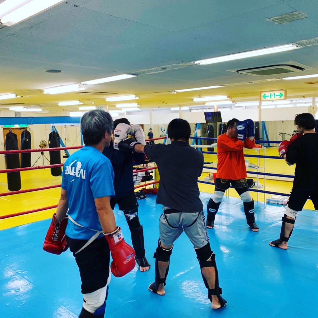 REALDEALGYM's tweet photo. リアルディール下大利ジムは西鉄下大利駅の目の前にあります。ＪR水城駅からも徒歩で行けます。

建物の中に階段がありますので正面入り口から入って２階へお上がり下さい。１Fはシャッターが��まっていますが2階は元気に営業してます。

ジムの情報はこちらからどうぞ！＾＾
https://t.co/t8bAPmo6xV https://t.co/NuBvdTpmPC