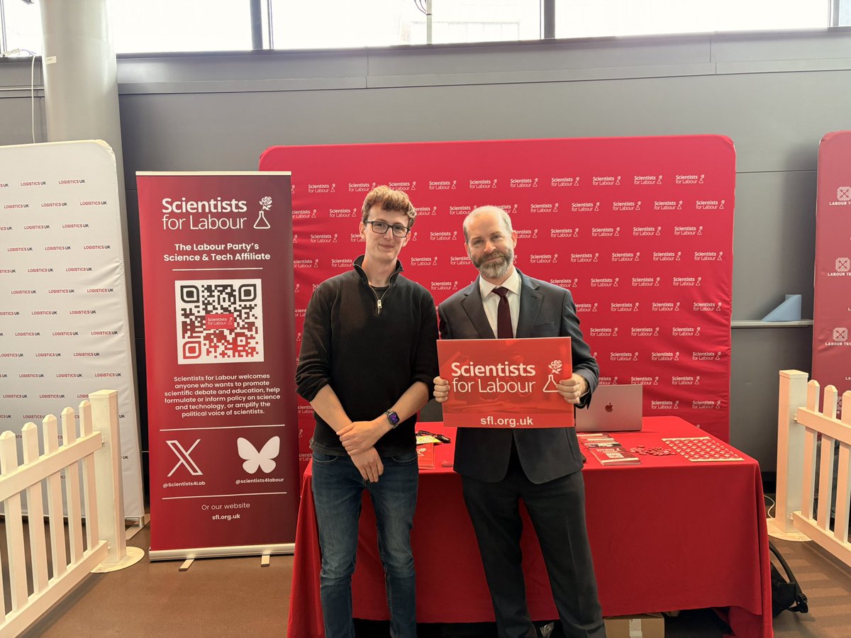 Scientists4Lab's tweet photo. Fantastic to say hello to DBIST Secretary @jreynoldsMP at our stand!

We’re here until the end of the day, so do feel free to grab a leaflet, badge, sticker, and if you have an interest in science policy, do sign up!

https://t.co/WuM2M9CJno https://t.co/WWS7d2wr3K