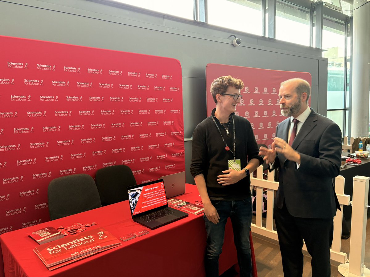 Scientists4Lab's tweet photo. Fantastic to say hello to DBIST Secretary @jreynoldsMP at our stand!

We’re here until the end of the day, so do feel free to grab a leaflet, badge, sticker, and if you have an interest in science policy, do sign up!

https://t.co/WuM2M9CJno https://t.co/WWS7d2wr3K