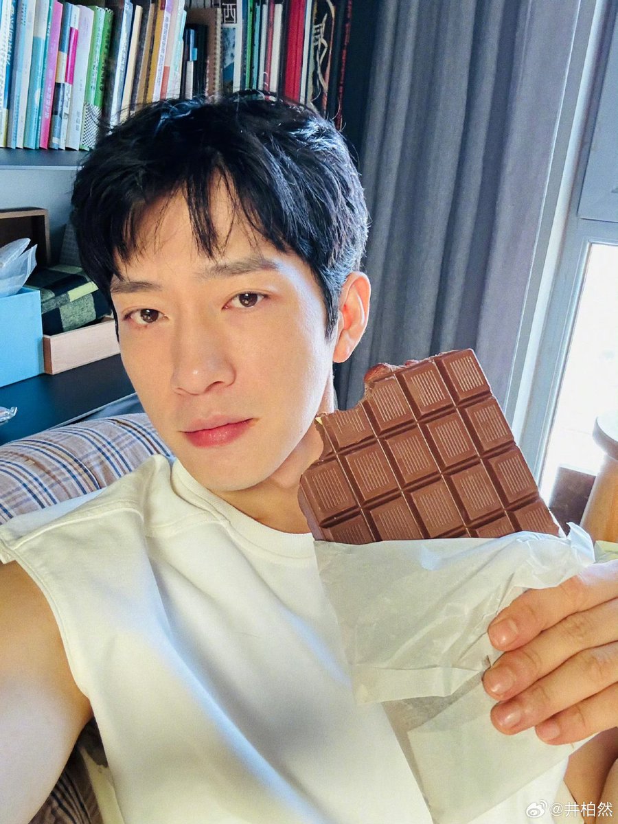 zjdnl's tweet photo. 아니 백연옵 개큰초콜릿이랑 셀카찍어올렷는데
공작실: 안돼😦오빠이거진짜먹었어요..?
    ㄴ 아저리좀가 어딜가든너가있네;

정백연小室케미존웃ㅜ https://t.co/2uPqEq1naJ