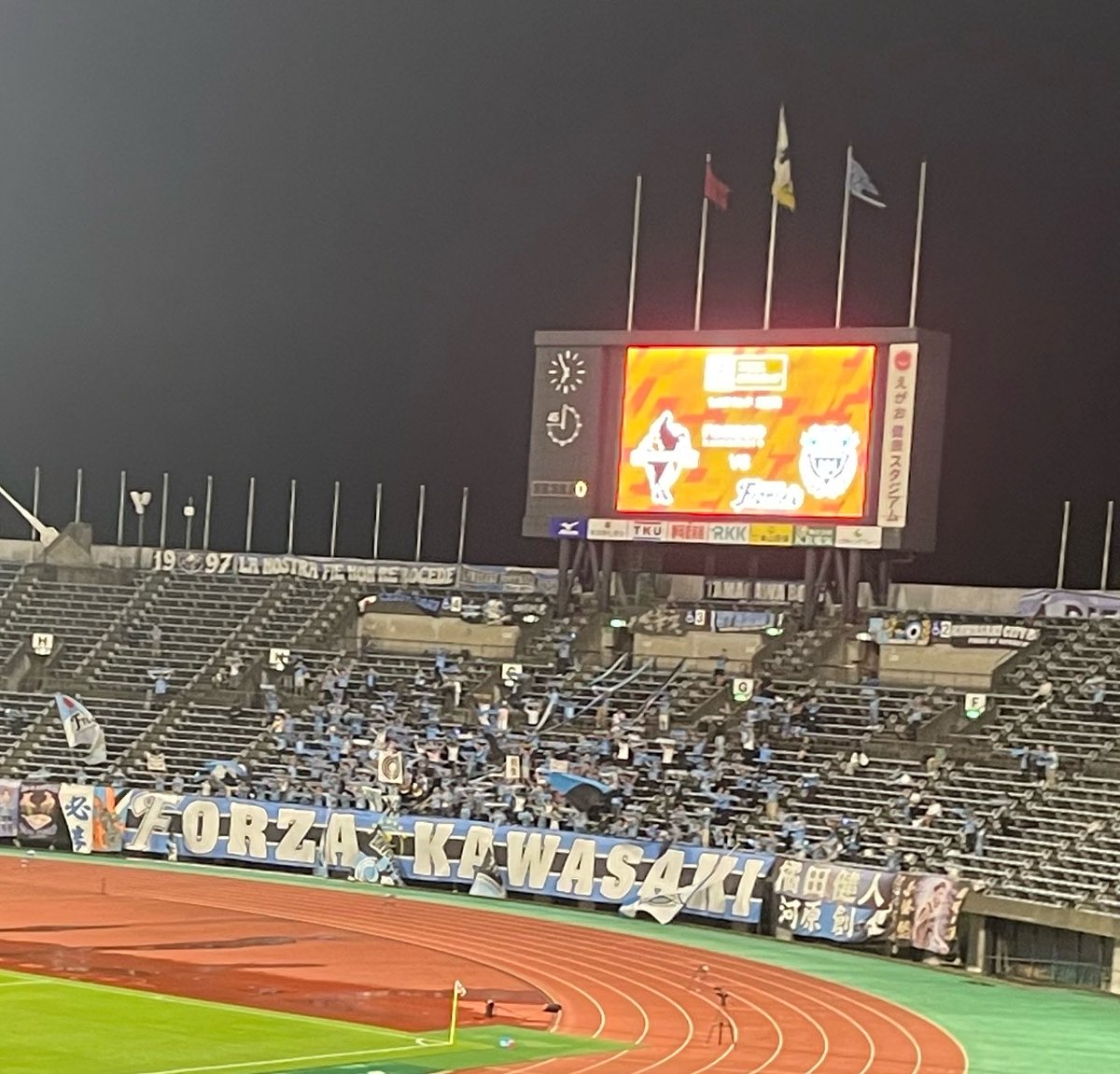 565fpAVQQ05IUP2's tweet photo. あの？？ド平日の遠方アウェイですよ？？何でそんなにサポーターの方がいらっしゃるんですか？？？ https://t.co/C637zPoJ1V