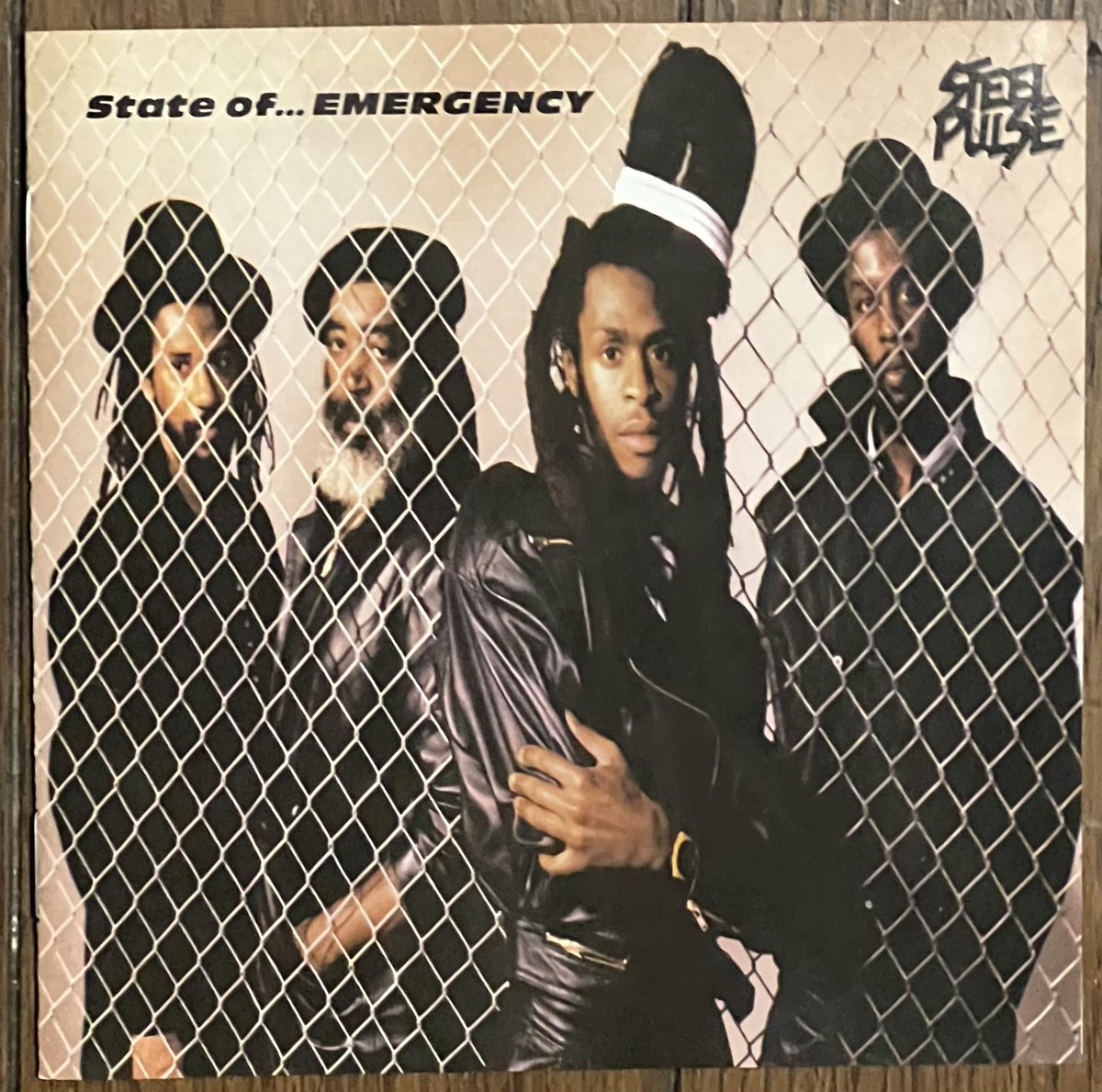 Fugee_I's tweet photo. ハズさないRoots Dub音盤902
Stee Pulse、State Of Emergency、88年作、UK Roots Bandを代表する彼らの7枚目、相変わらずRoots Styleは現在だが、Digital Synthesizerを大胆に使ったRoots Soundに仕上げている！https://t.co/8OJ6k0PjhS https://t.co/fDHH98C26B